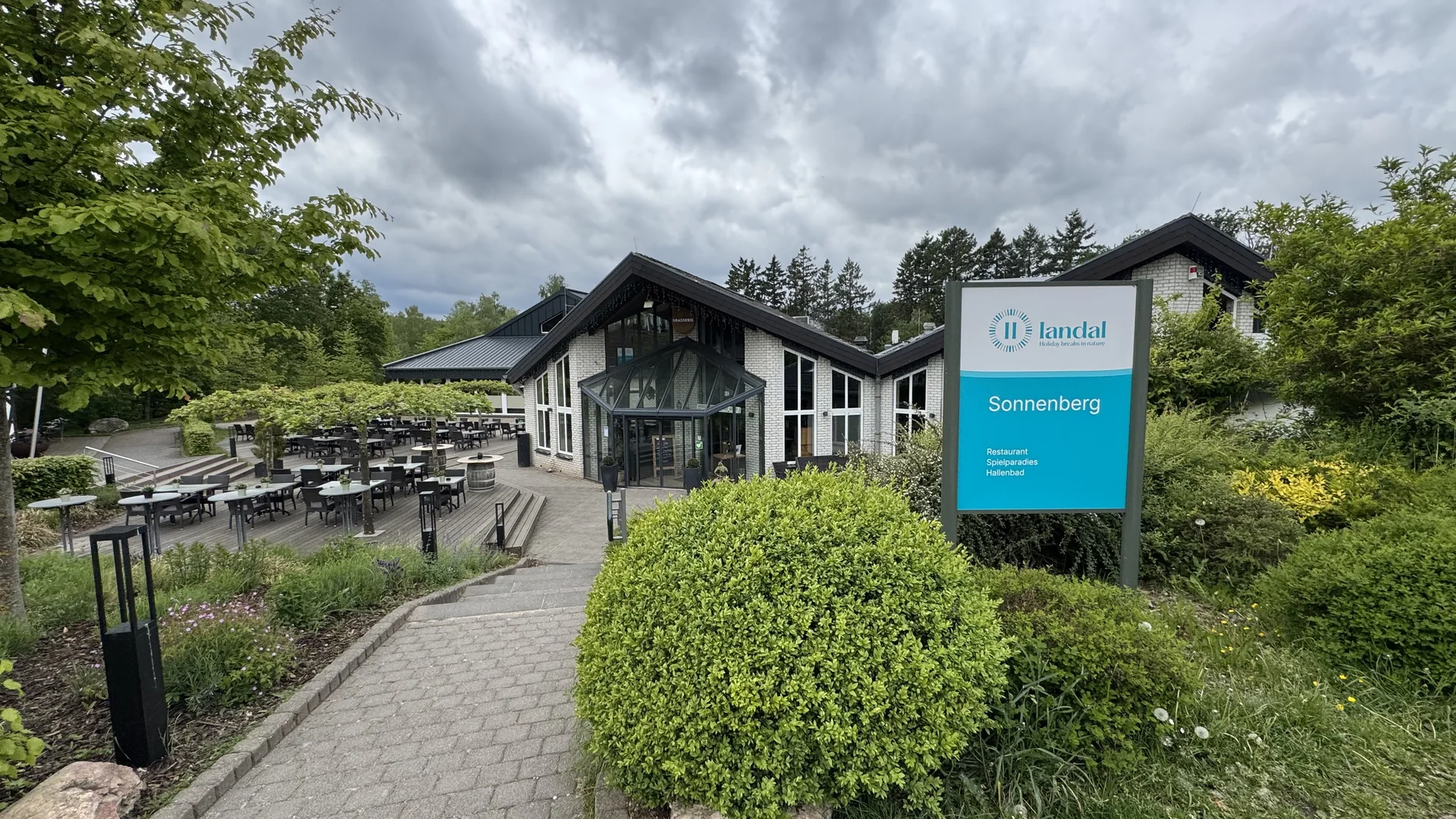 Das Zentralgebäude des Landal Sonnenberg mit Hallenbad, Indoor-Spielparadies und Brasserie