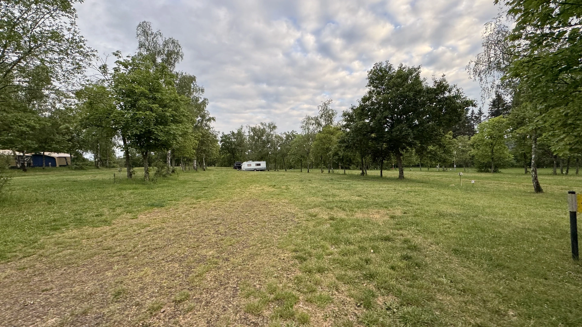 Leerer Campingplatz in der Nebensaison - jeder Stellplatz mit Strom und Wasser