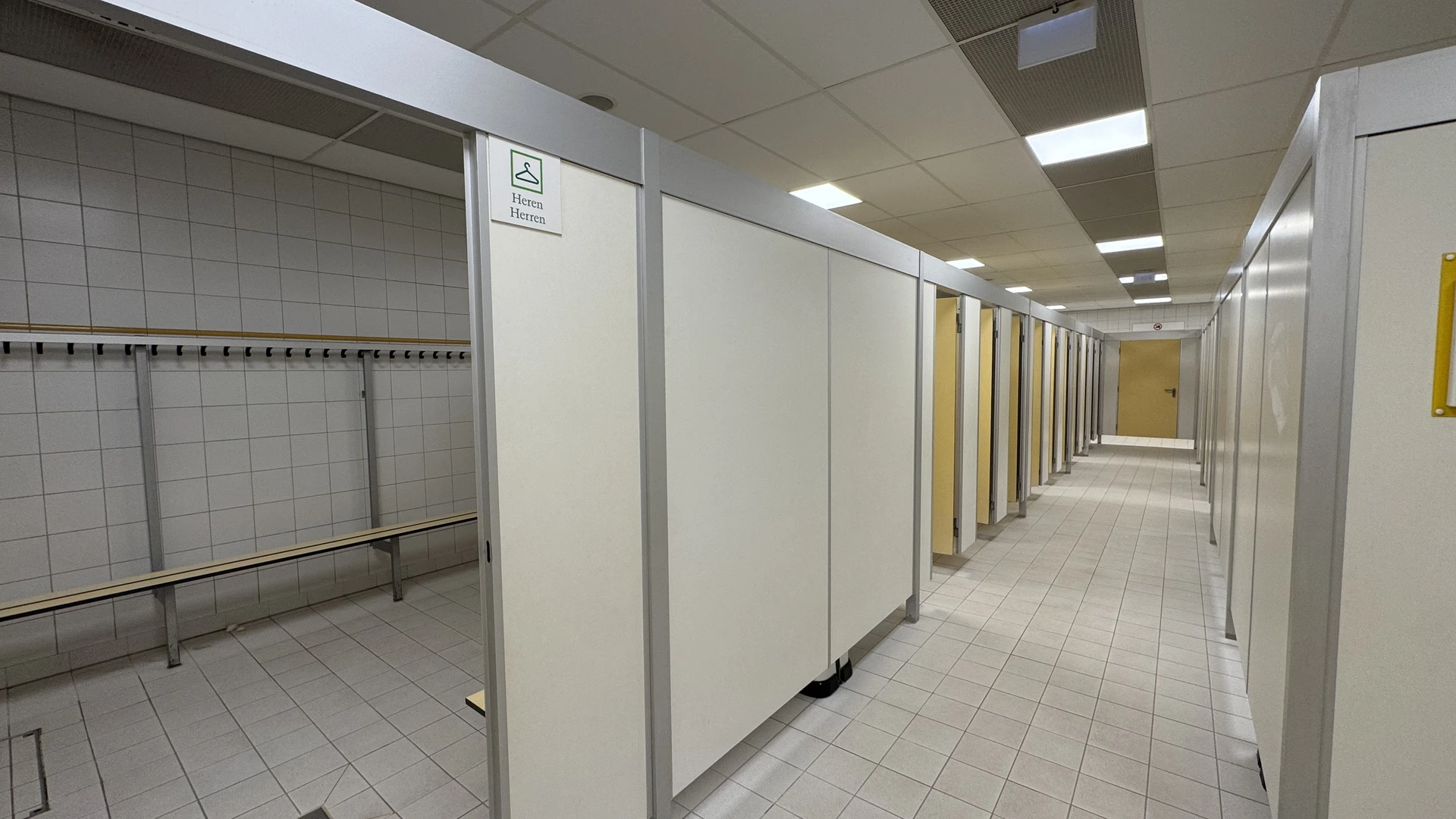 Innenansicht eines weiteren Duschhauses im Camping-Bereich