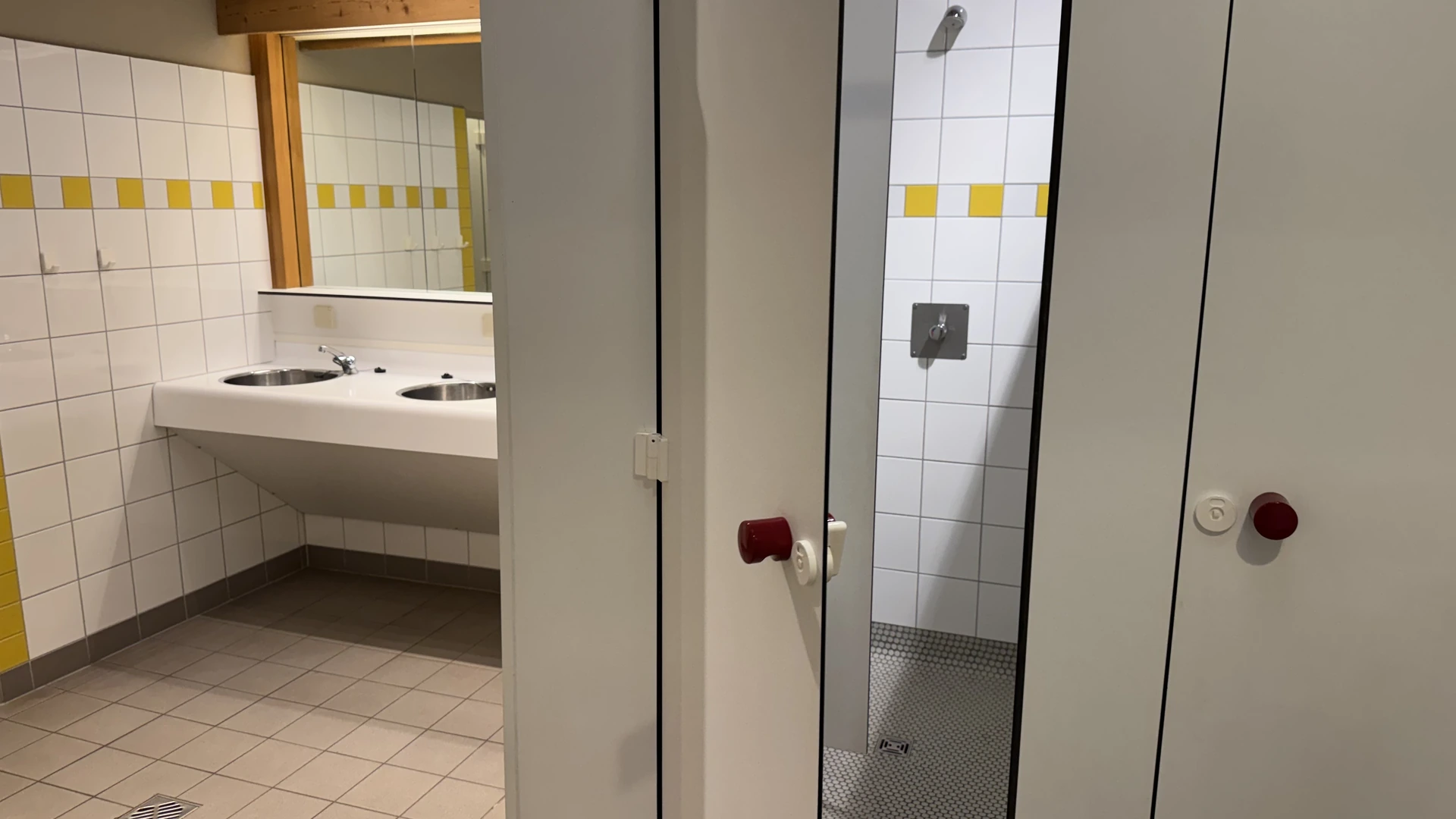 Dusch-Waschhaus im Landal Warsberg - mit Waschbecken und Duschen