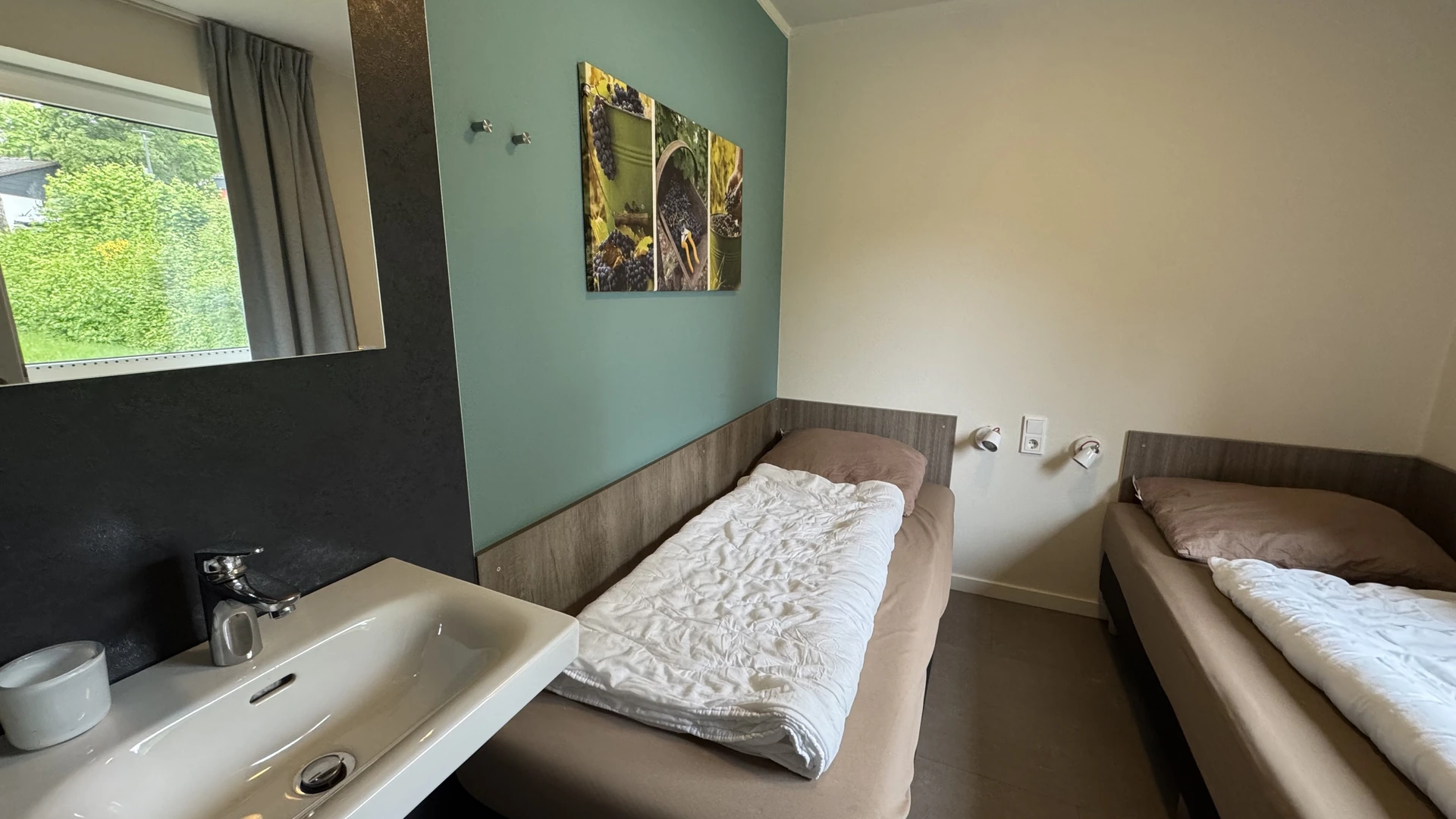 Drittes Schlafzimmer mit Waschbecken im Ferienhaus 94