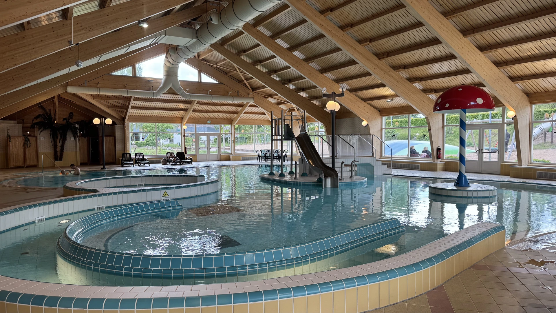 Großes Hauptbecken im Hallenbad mit Strömungskanal-Element