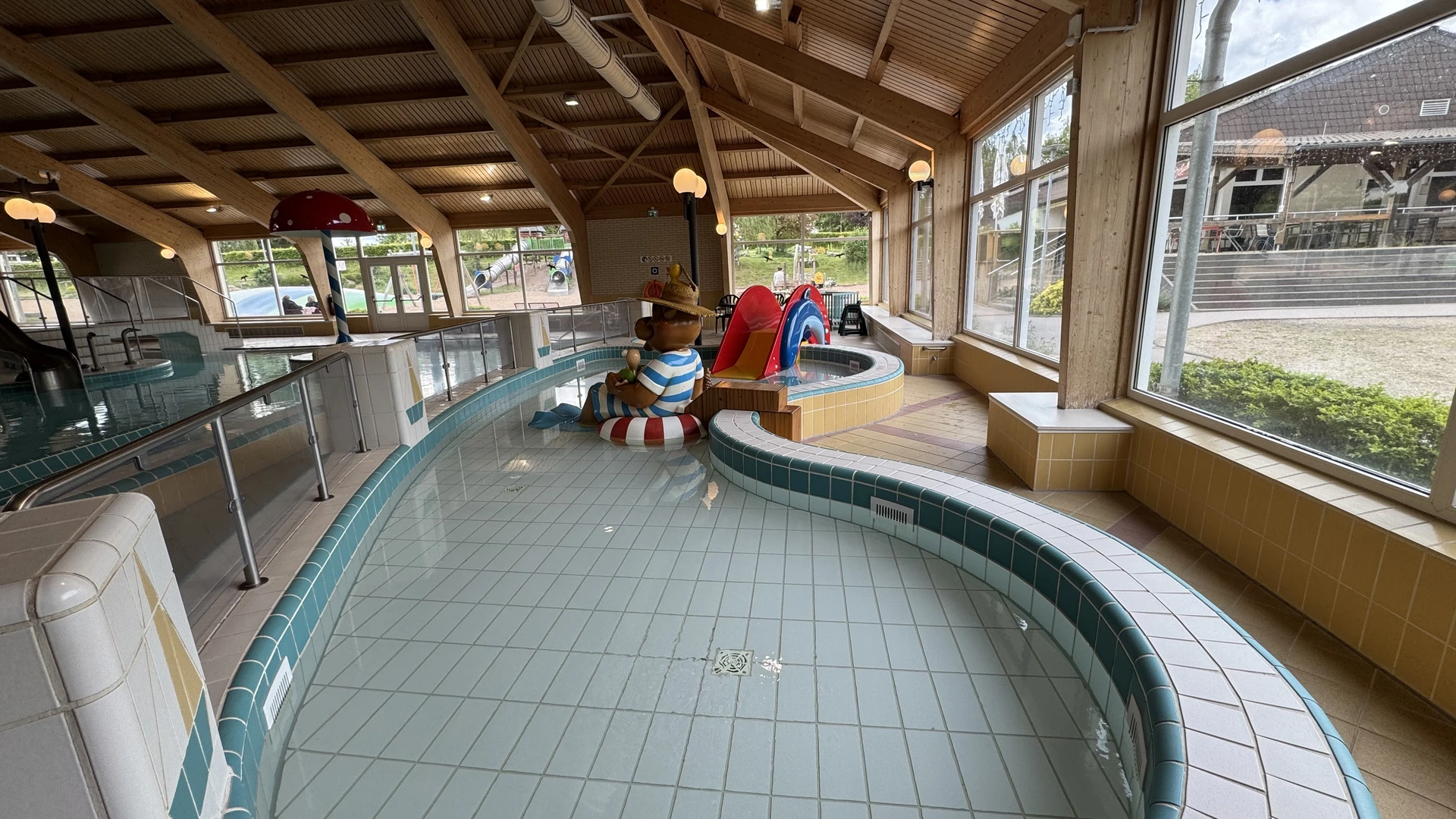 Eigener Planschbereich für die Kleinsten im Hallenbad