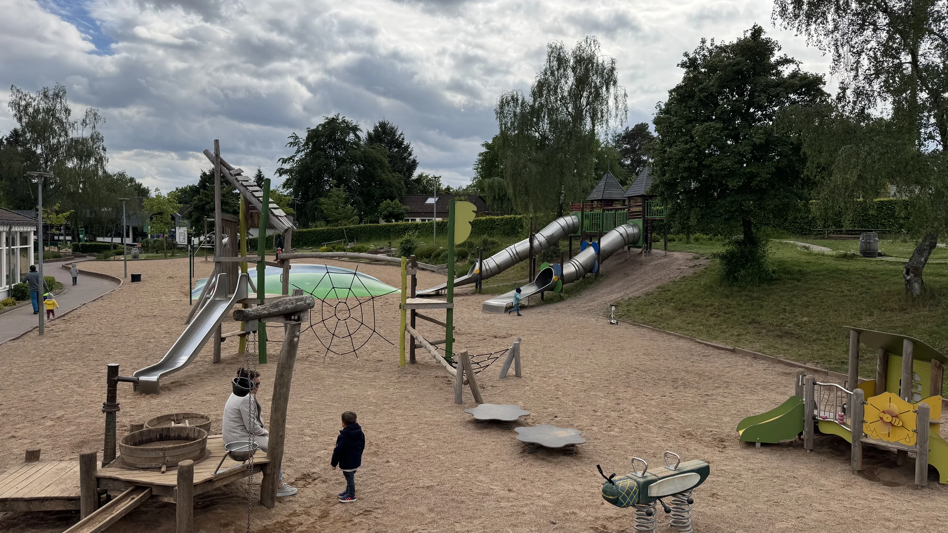 Großer Hauptspielplatz im Landal Warsberg mit Klettergerüst und Rutsche