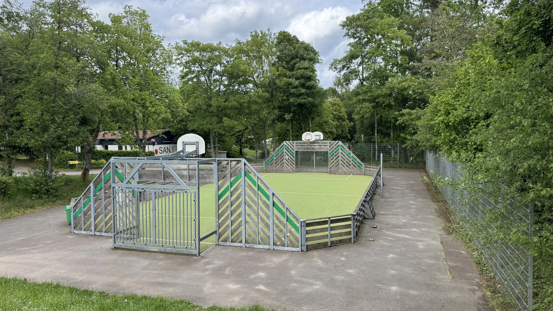Multifunktionsplatz für Fußball, Basketball und Mini-Fußball
