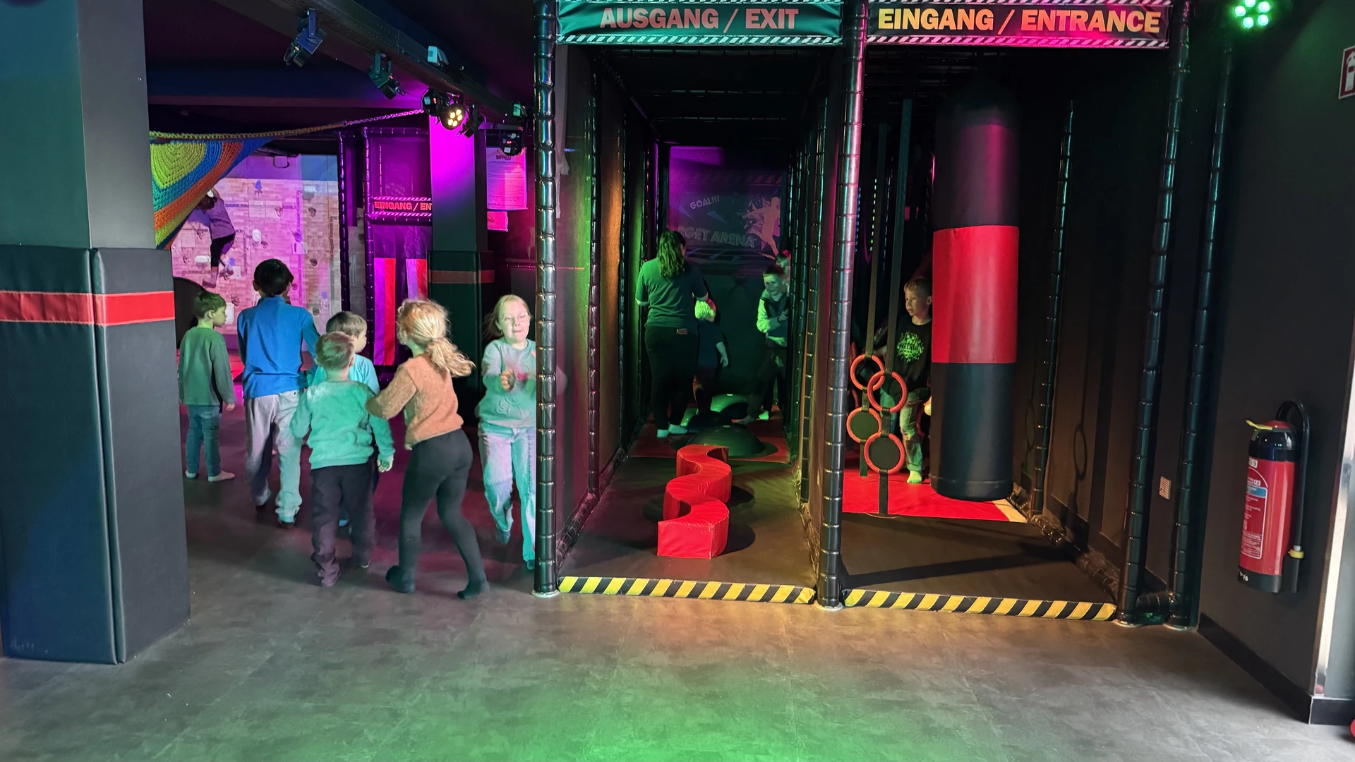 NXT LVL Aktivitätenhalle bei Regen - viel zu klein für die Park-Größe