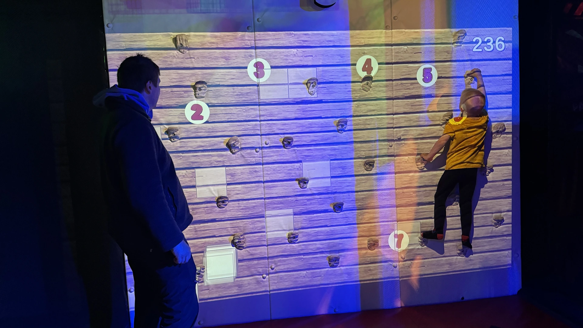 Kleine Kletterwand in der NXT LVL Aktivitätenhalle