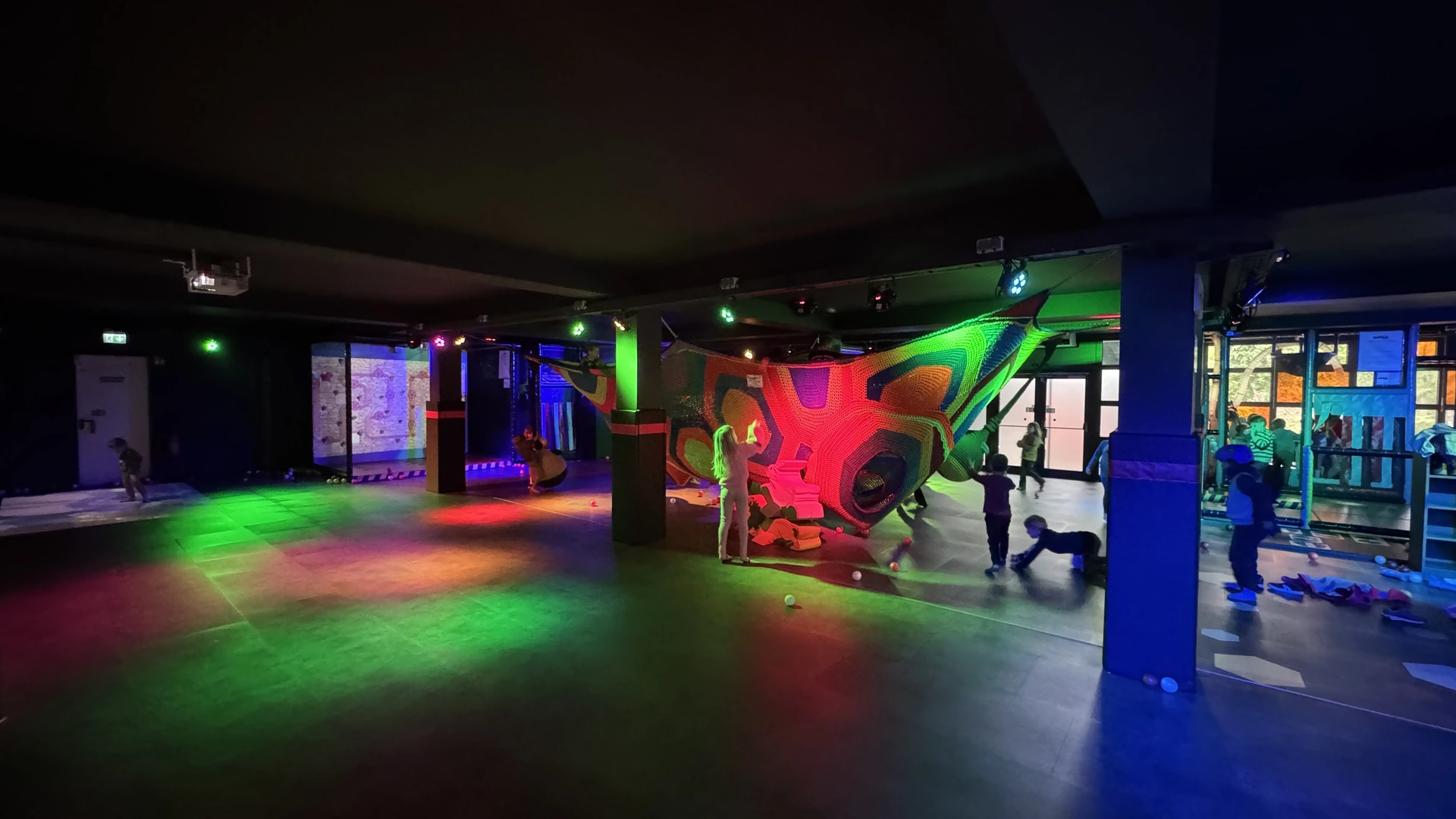 NXT LVL Aktivitätenhalle im Landal Warsberg bei gutem Wetter mit freier Spielfläche