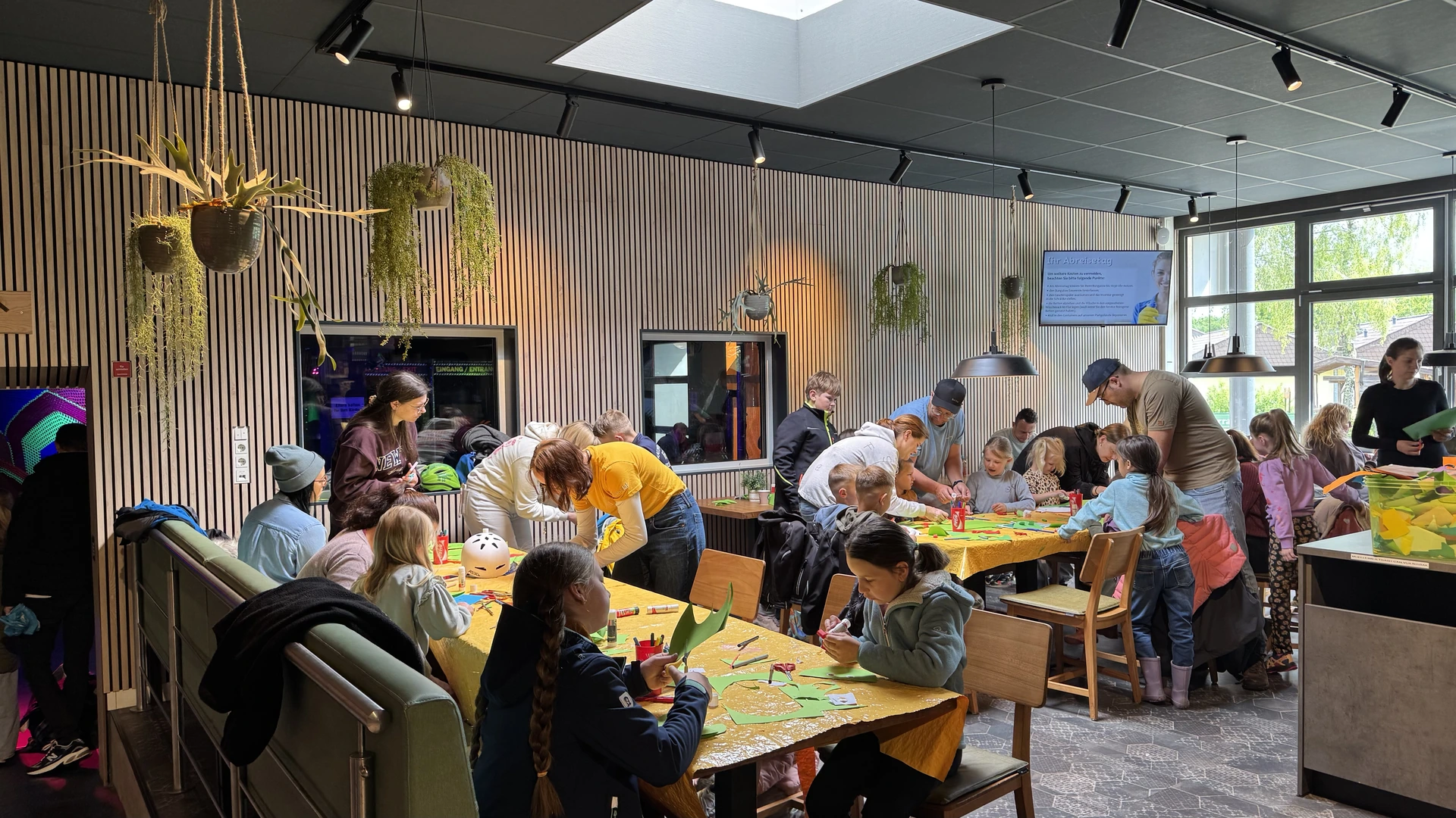 Workshop-Bereich überfüllt bei Regen - der Maltisch wird zur Knautschzone