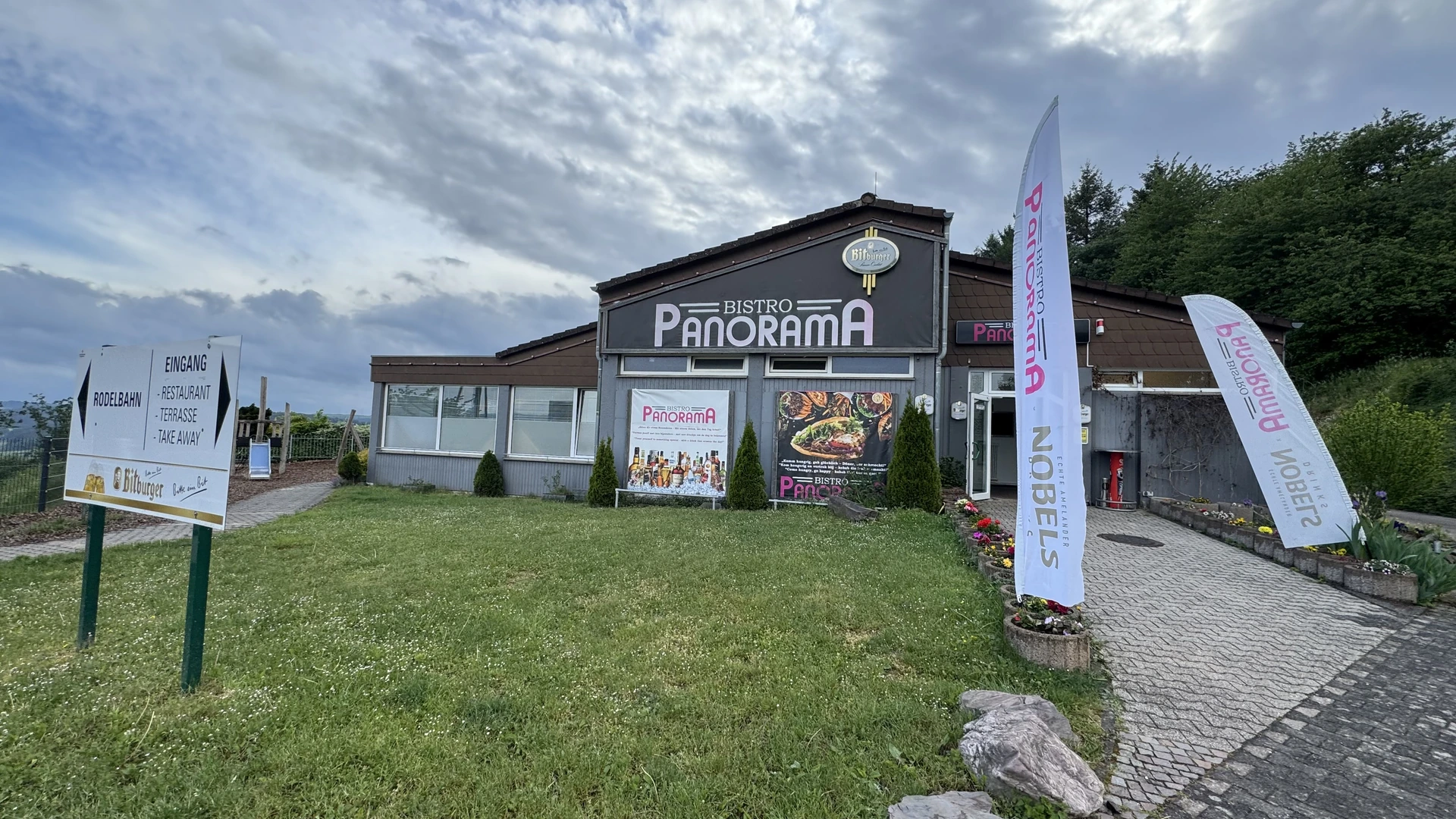 Panorama-Restaurant am Landal Warsberg an der Sommerrodelbahn - äußerlich einladend