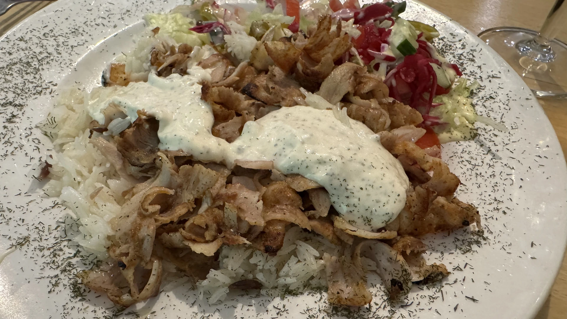 Der Döner-Teller im Panorama-Restaurant - trockenes Fleisch, hartes Brot, sieben Pommes