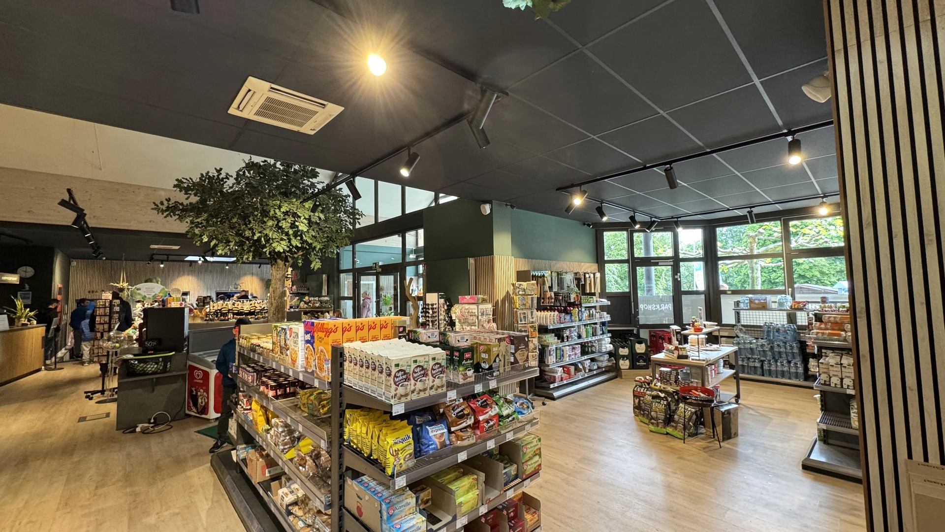 Parkshop im Landal Warsberg mit Brötchen, Snacks und regionalen Produkten