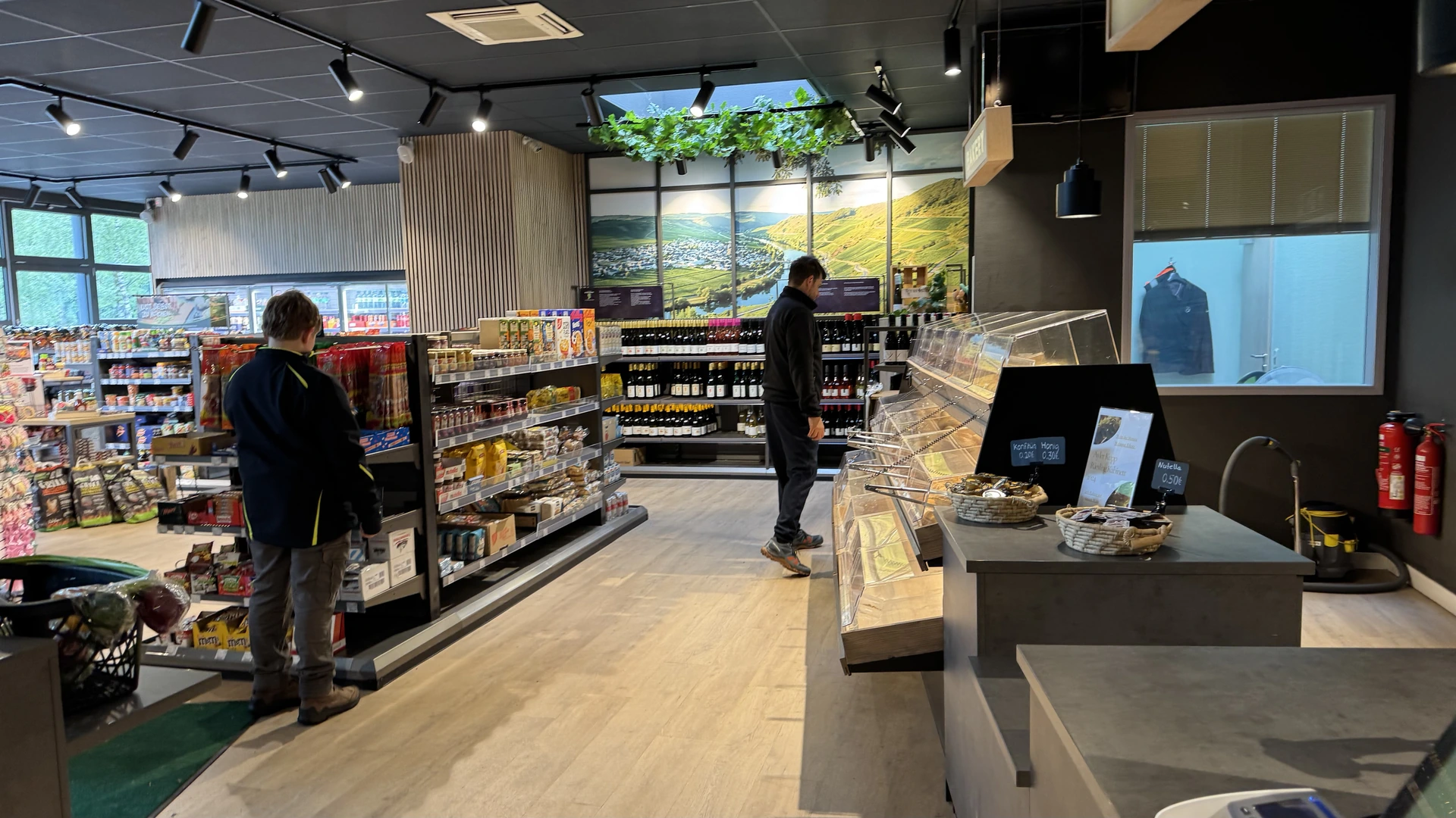 Parkshop mit Brottheke und Regalen