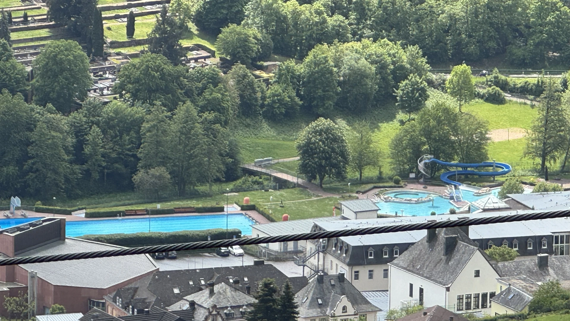 Freibad in Saarburg von oben mit Blick ins Saartal