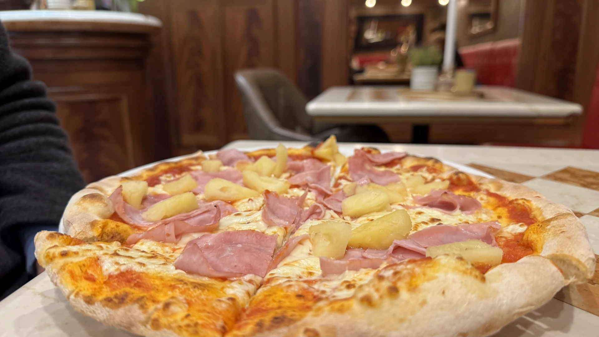 Steinofen-Pizza aus der Pizzeria Meridiana unten am Wasserfall in Saarburg