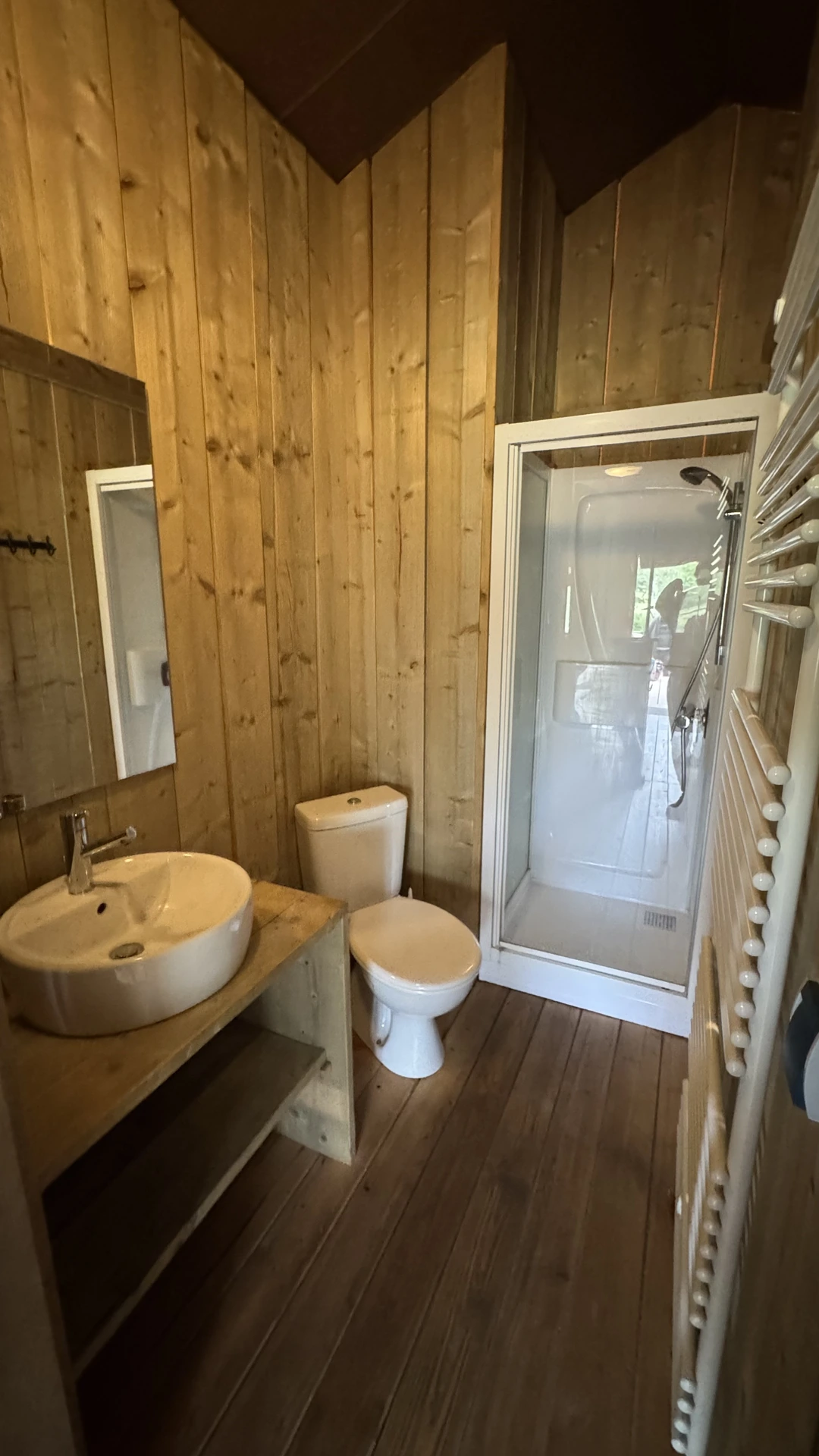 Bad im Safari-Zelt - hochkant geschnitten, mit eigener Dusche und WC