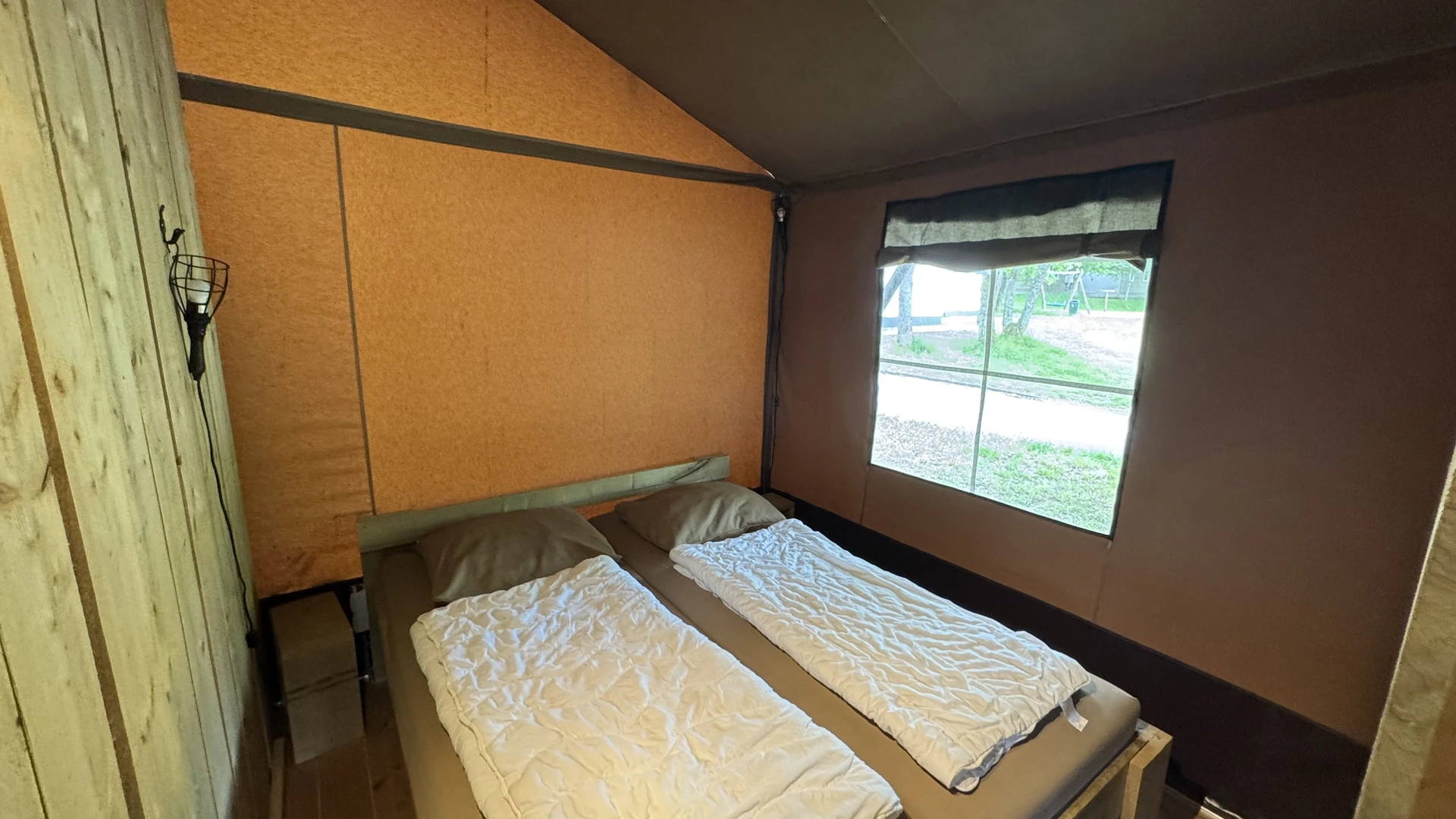 Elternschlafzimmer im Safari-Zelt - kompakt, aber gemütlich