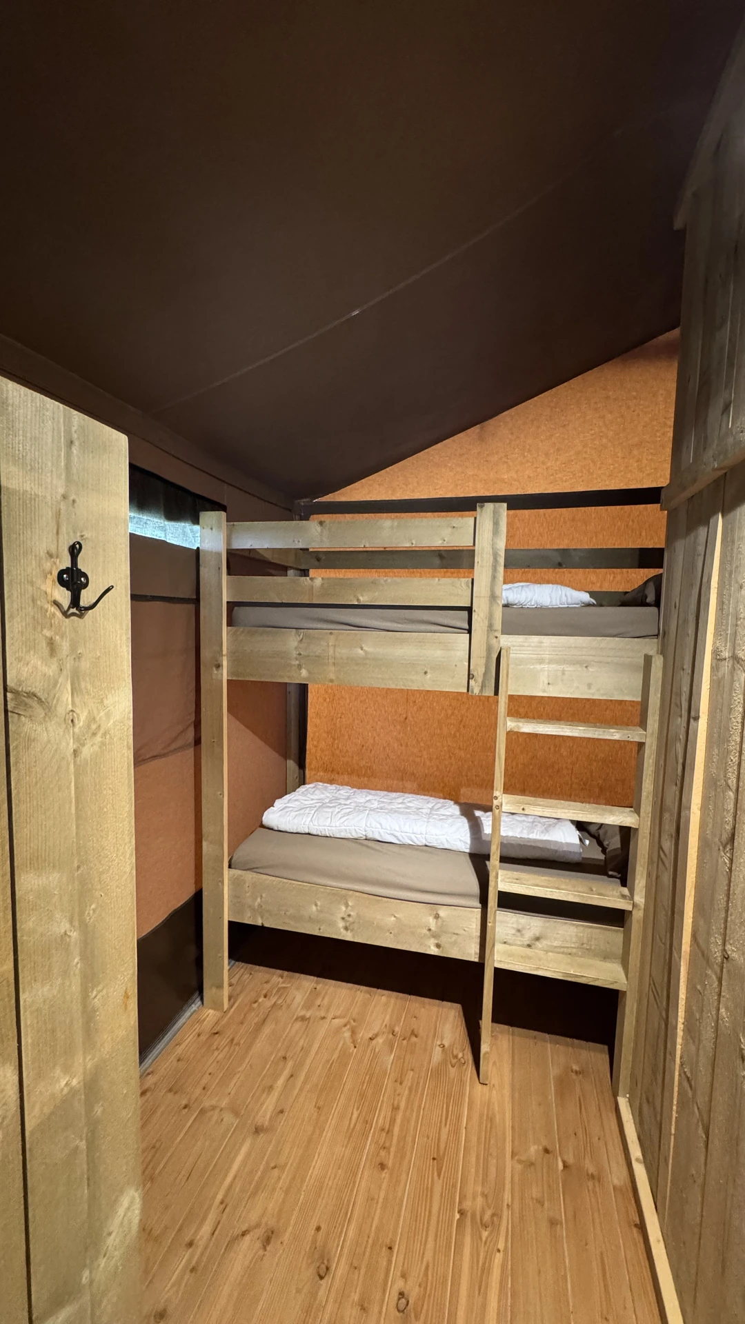 Kinderzimmer mit Hochbett im Safari-Zelt - eigenes Abenteuer für die Kleinen