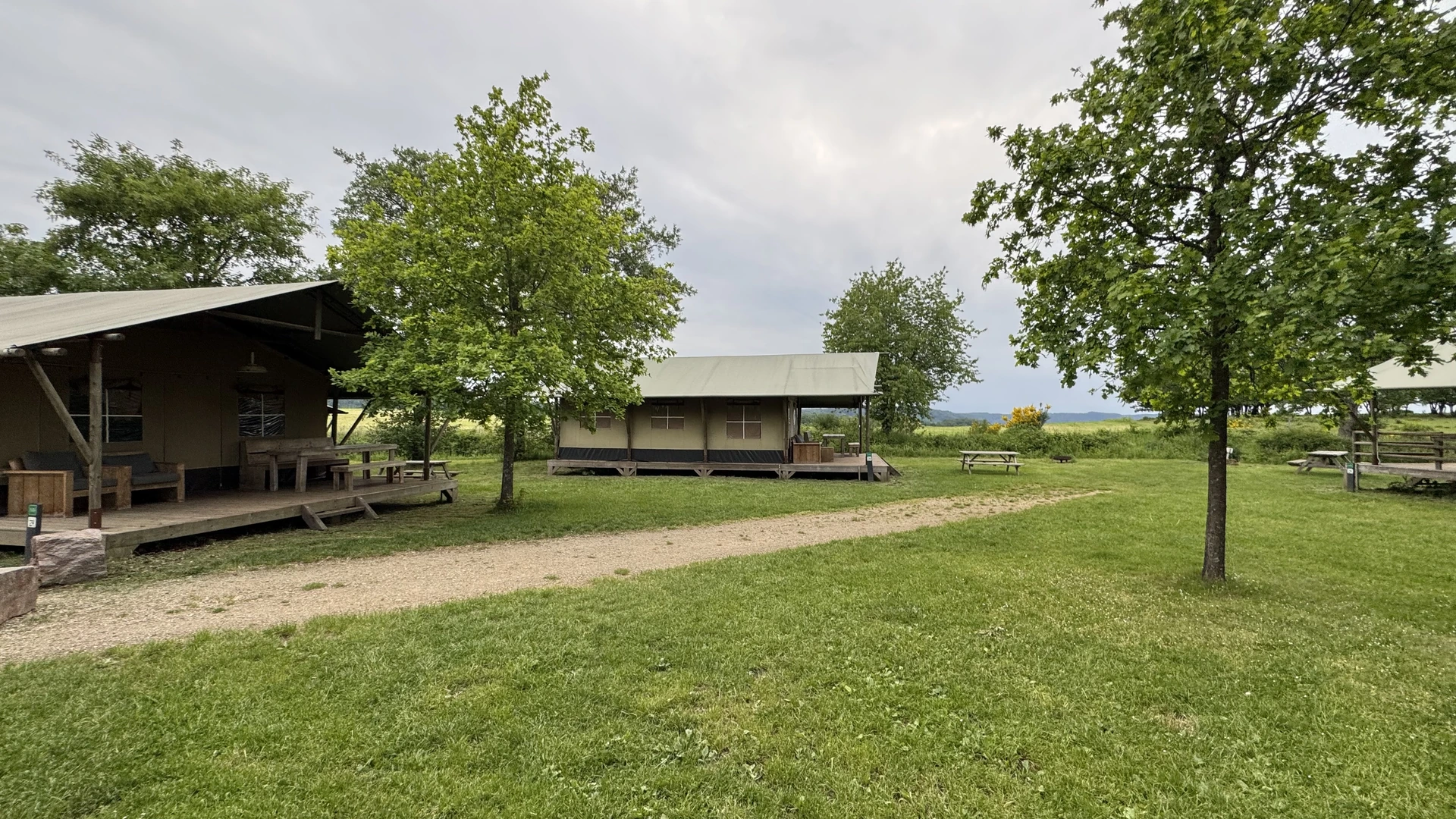Mehrere Safari-Zelte mitten in der Natur - eigene kleine Camping-Welt