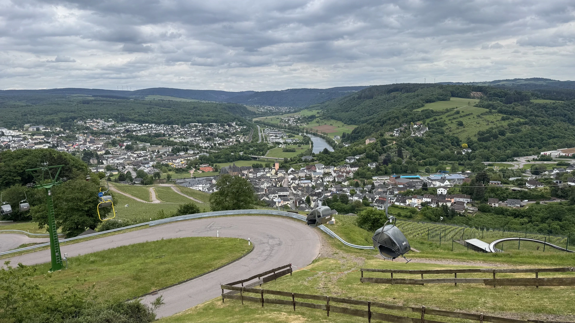 Blick von oben an der Sommerrodelbahn ins Saartal Richtung Saarburg