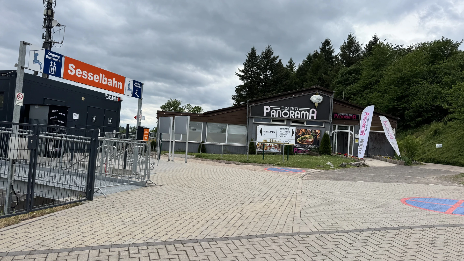 Eingang der Sommerrodelbahn Warsberg direkt am Parkrand