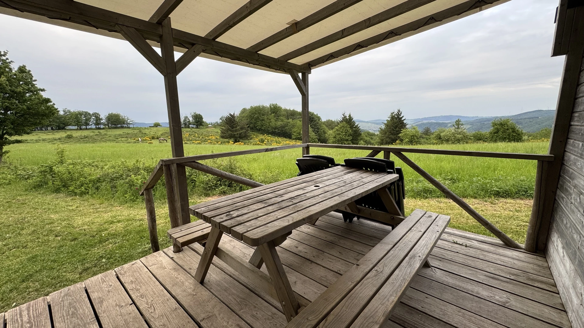 Blick von der Terrasse der Wood Lodge ins Tal