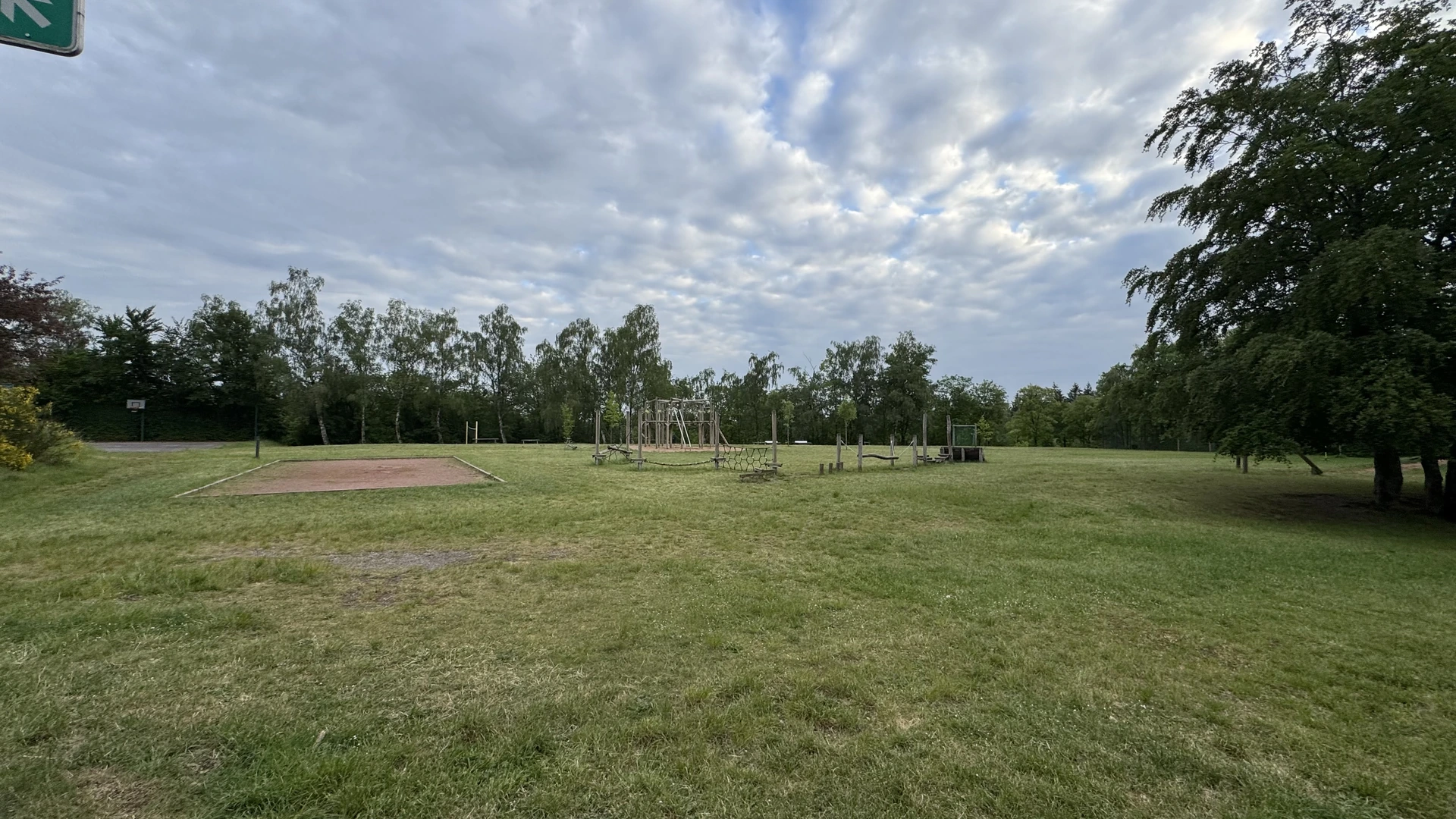 Weiterer Ballplatz und Basketballplatz im Camping-Bereich