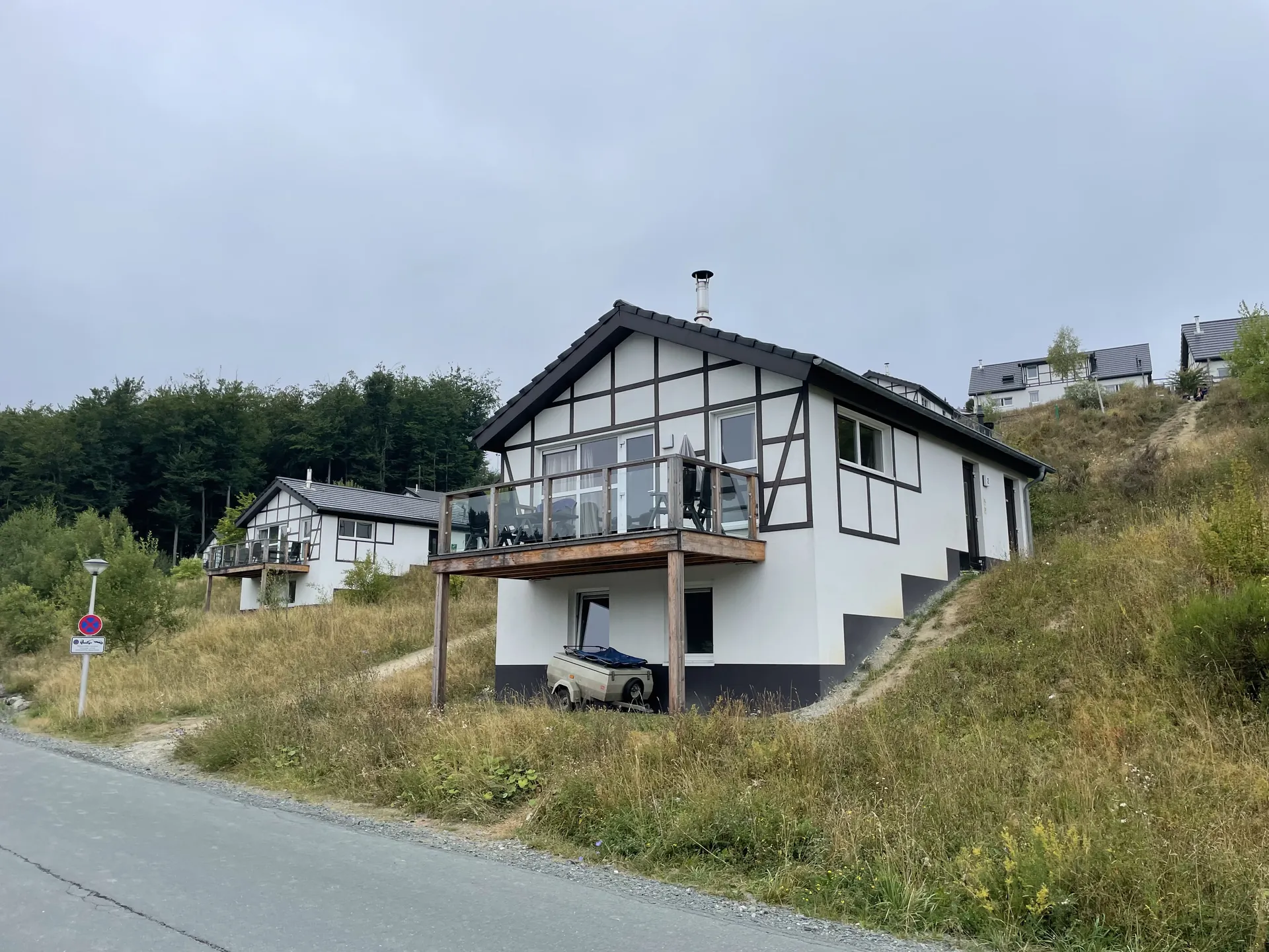 Ferienhäuser am Hang im Landal Winterberg mit Blick auf das Sauerland