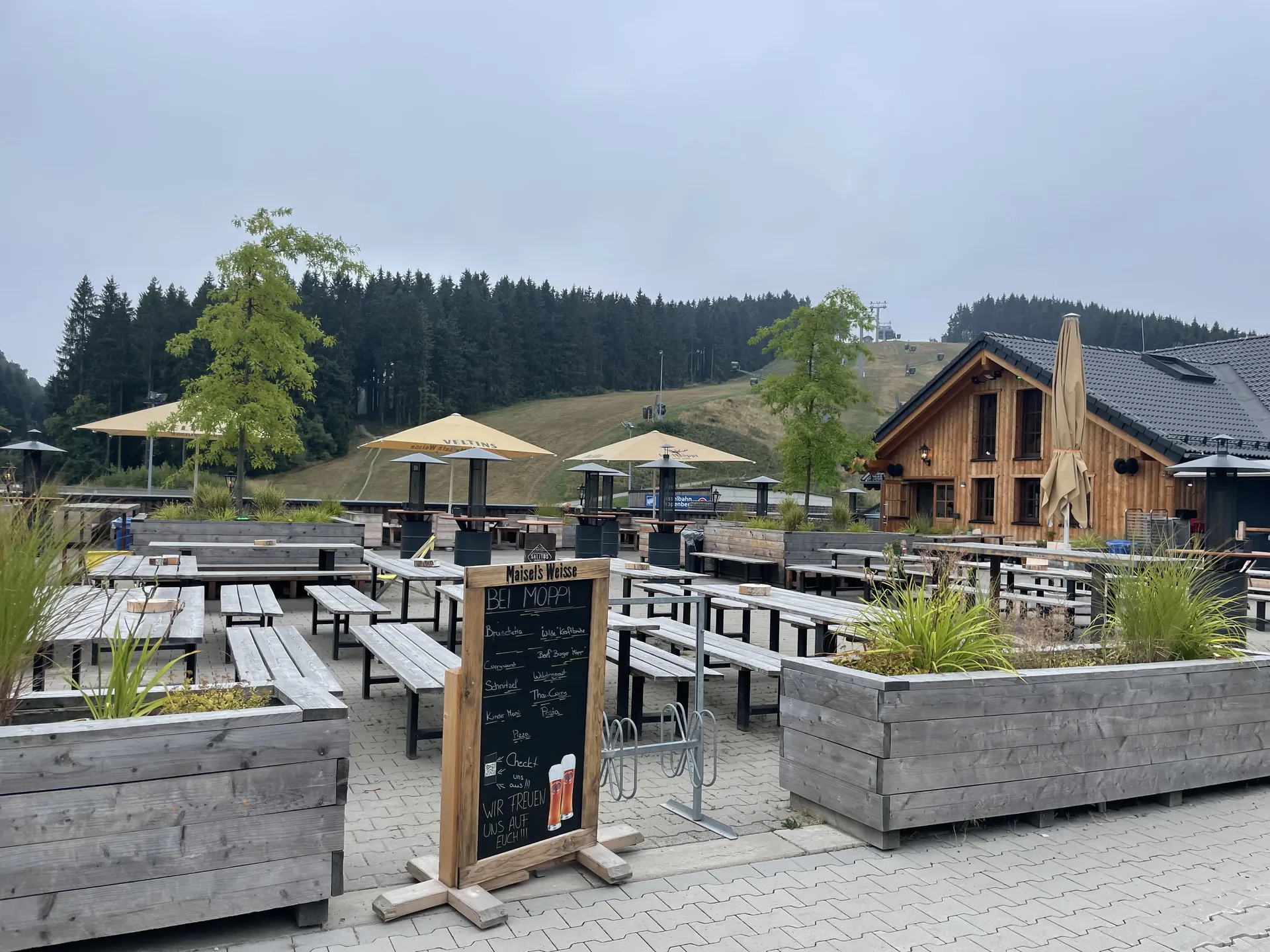 Après-Ski-Hütte mit Restaurant im Tal nahe Landal Winterberg