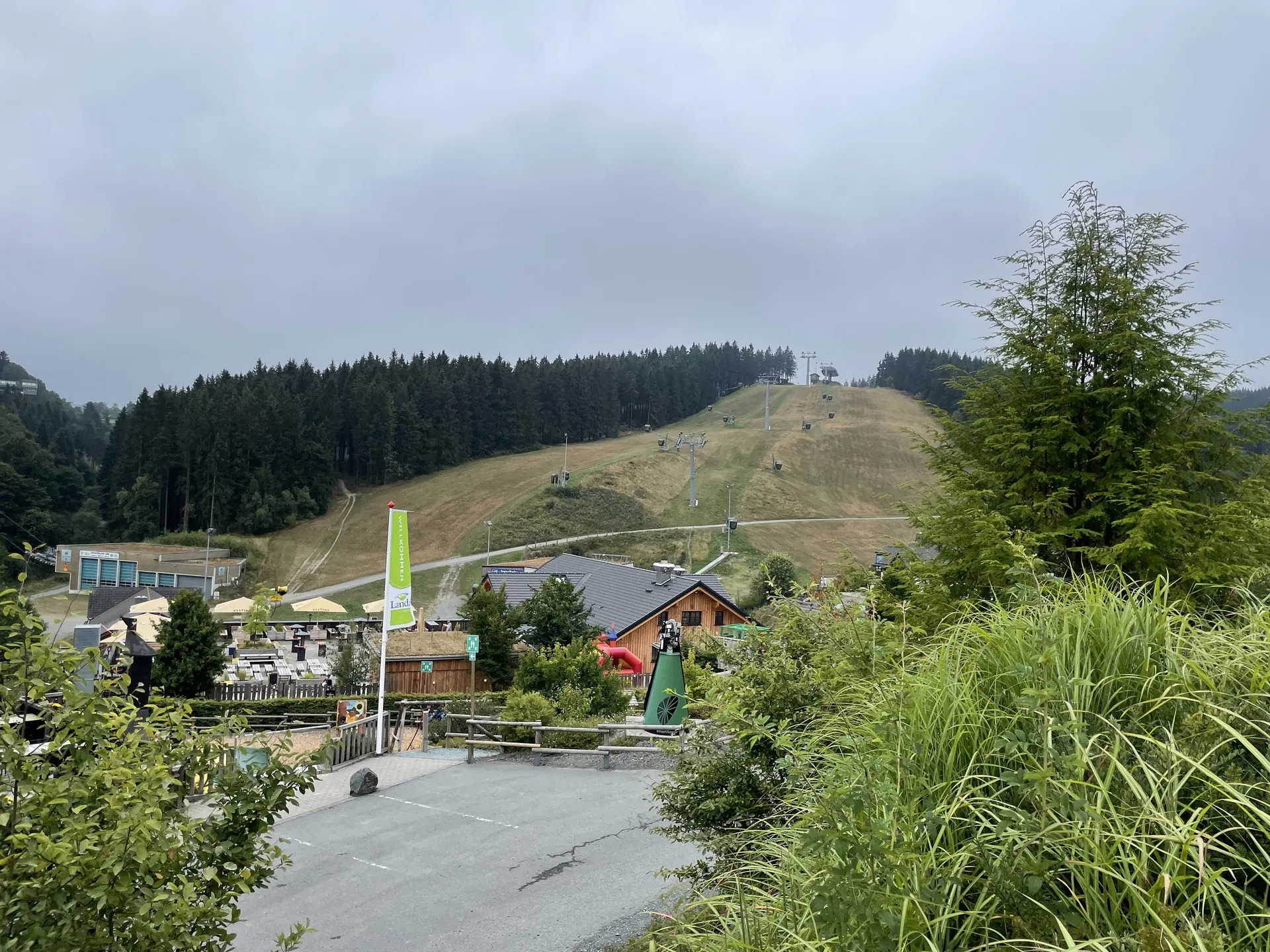 Skilift gegenüber dem Landal Winterberg mit Verbindung zum Winterkarussell