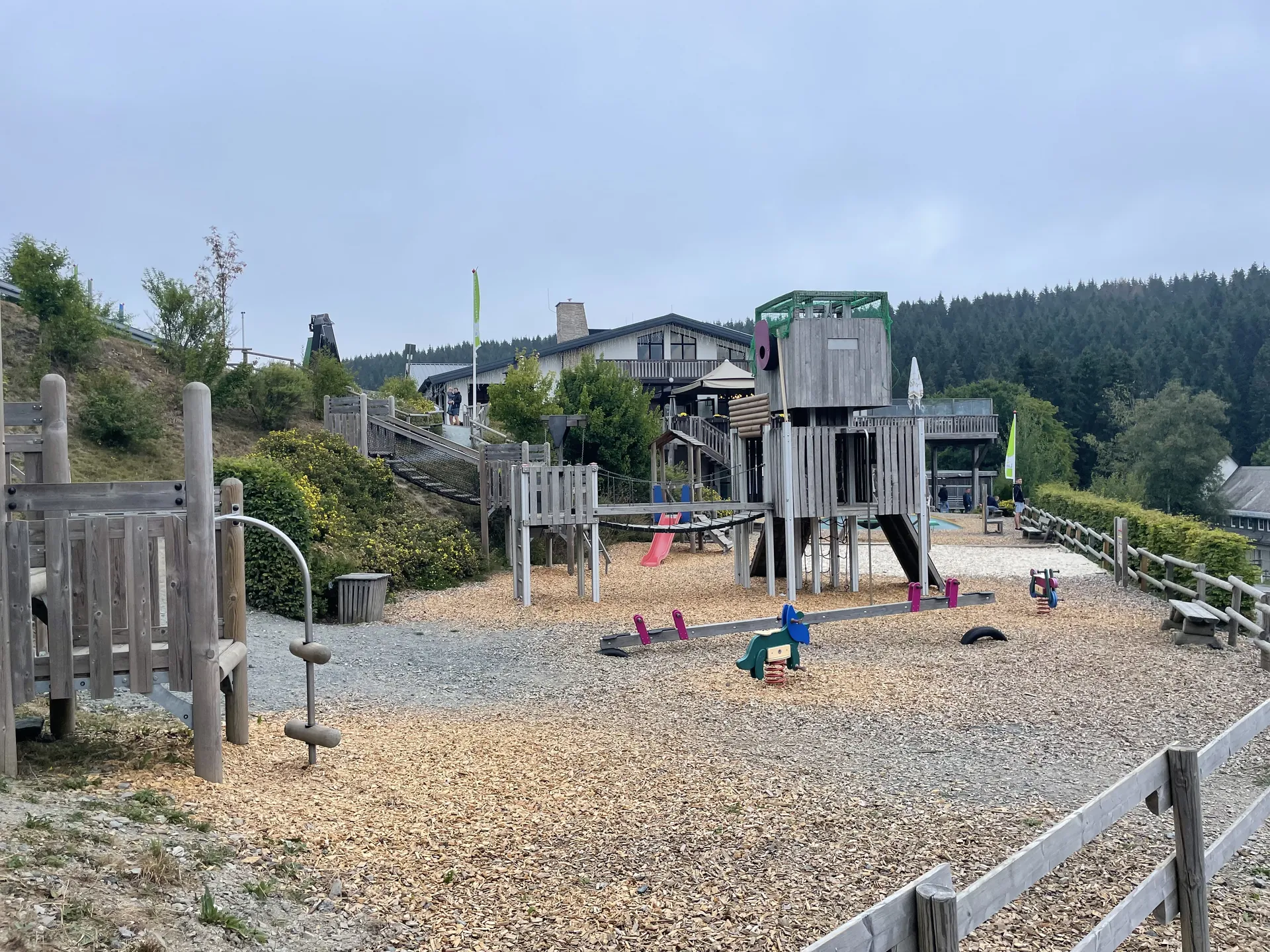 Spielplatz neben dem Restaurant im Landal Winterberg