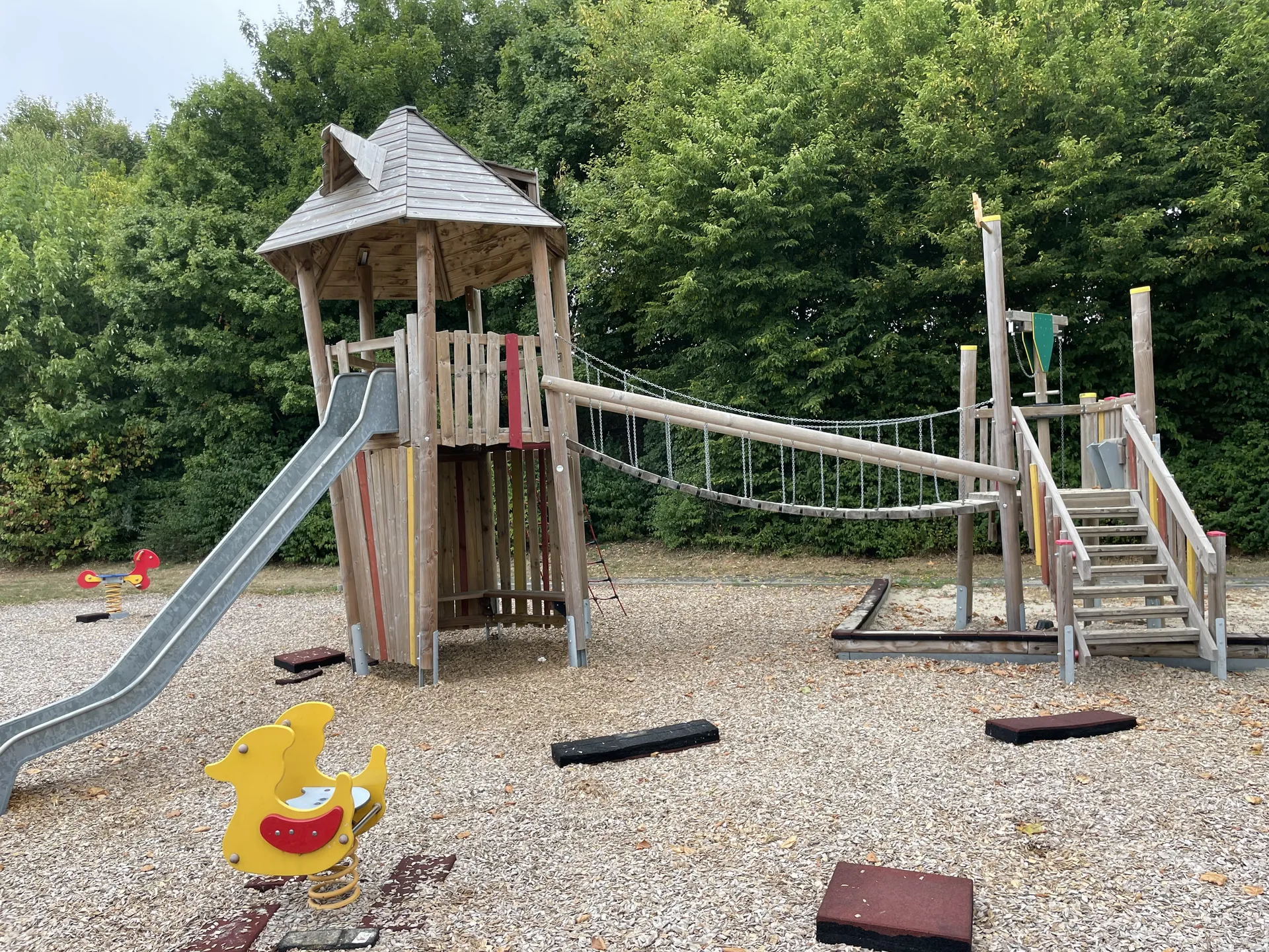 Großer Spielplatz mit Klettergerüst im Landal Winterberg