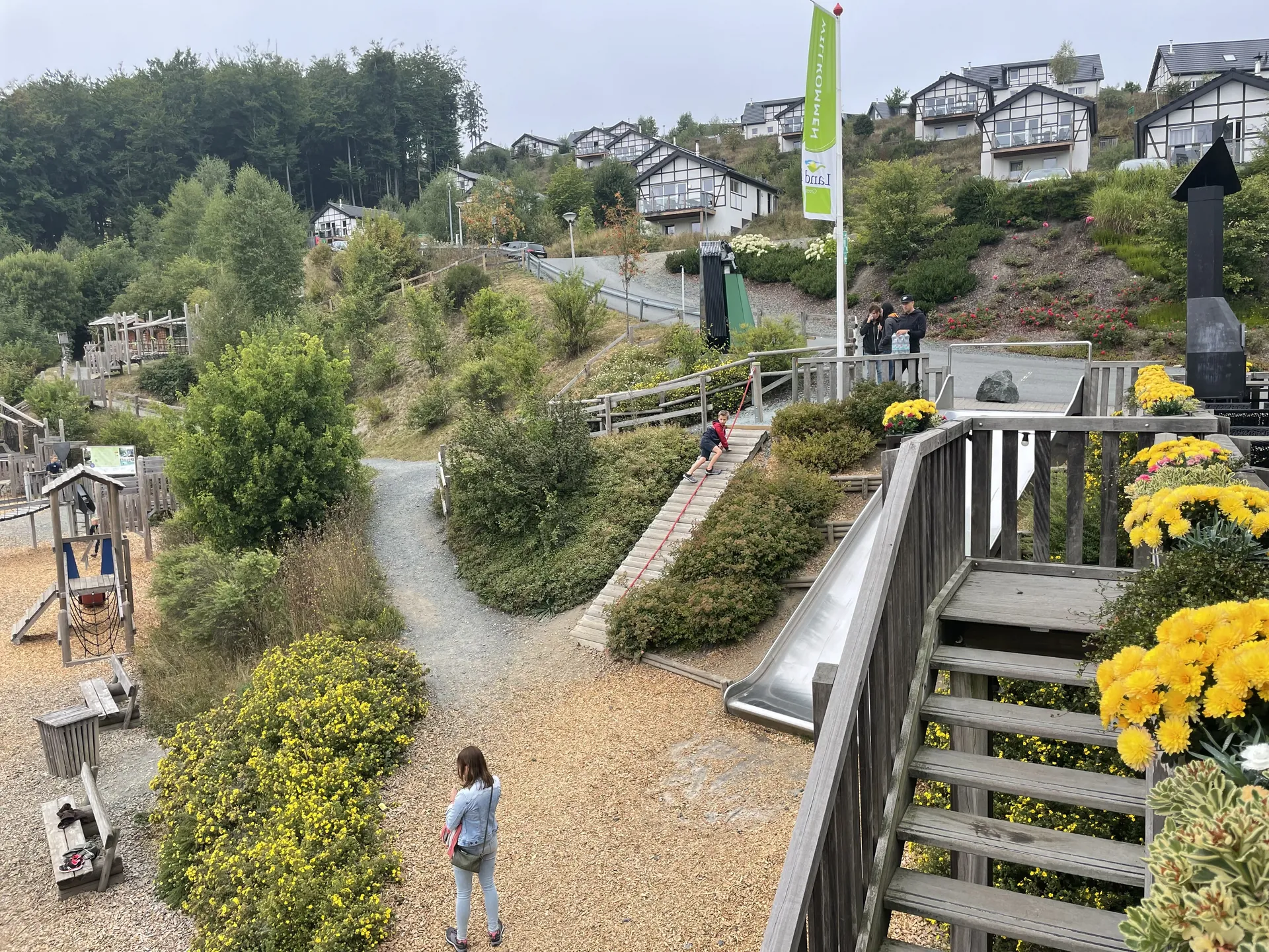 Blick von der Restaurant-Terrasse auf den Hang mit den Ferienhäusern