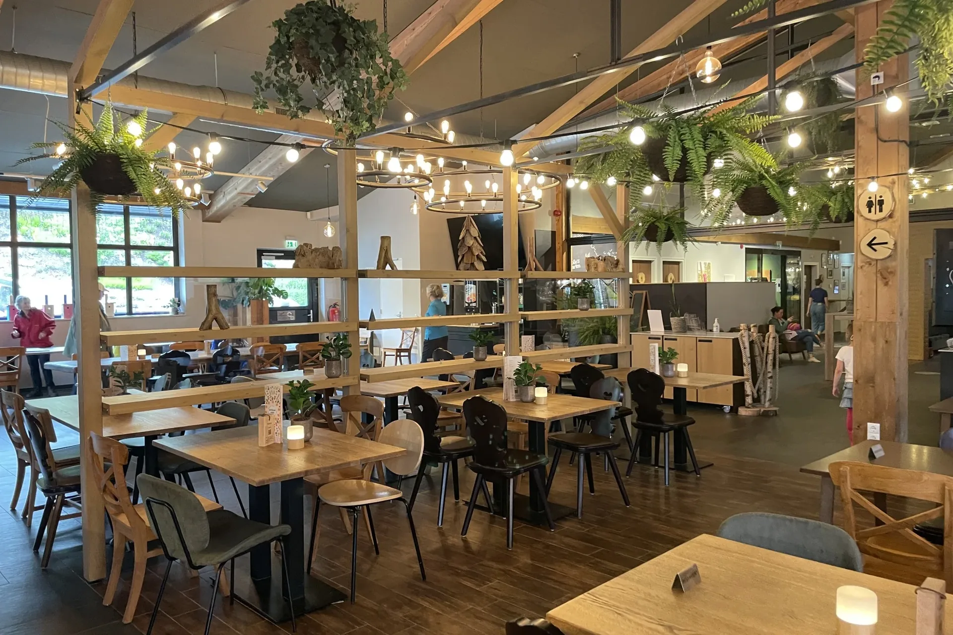 Restaurant mit Panoramaterrasse und Bergblick im Landal Winterberg