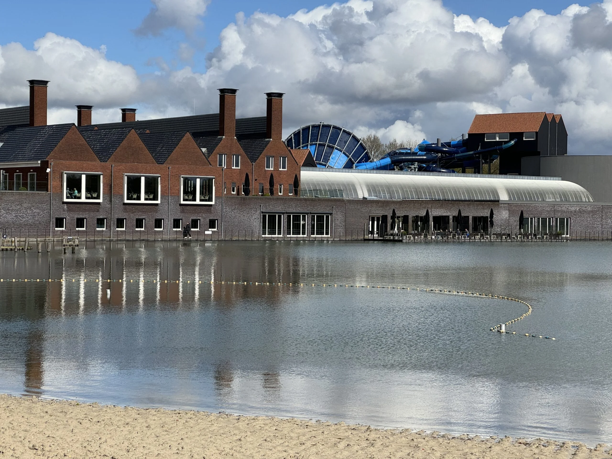 Hauptgebäude am See
