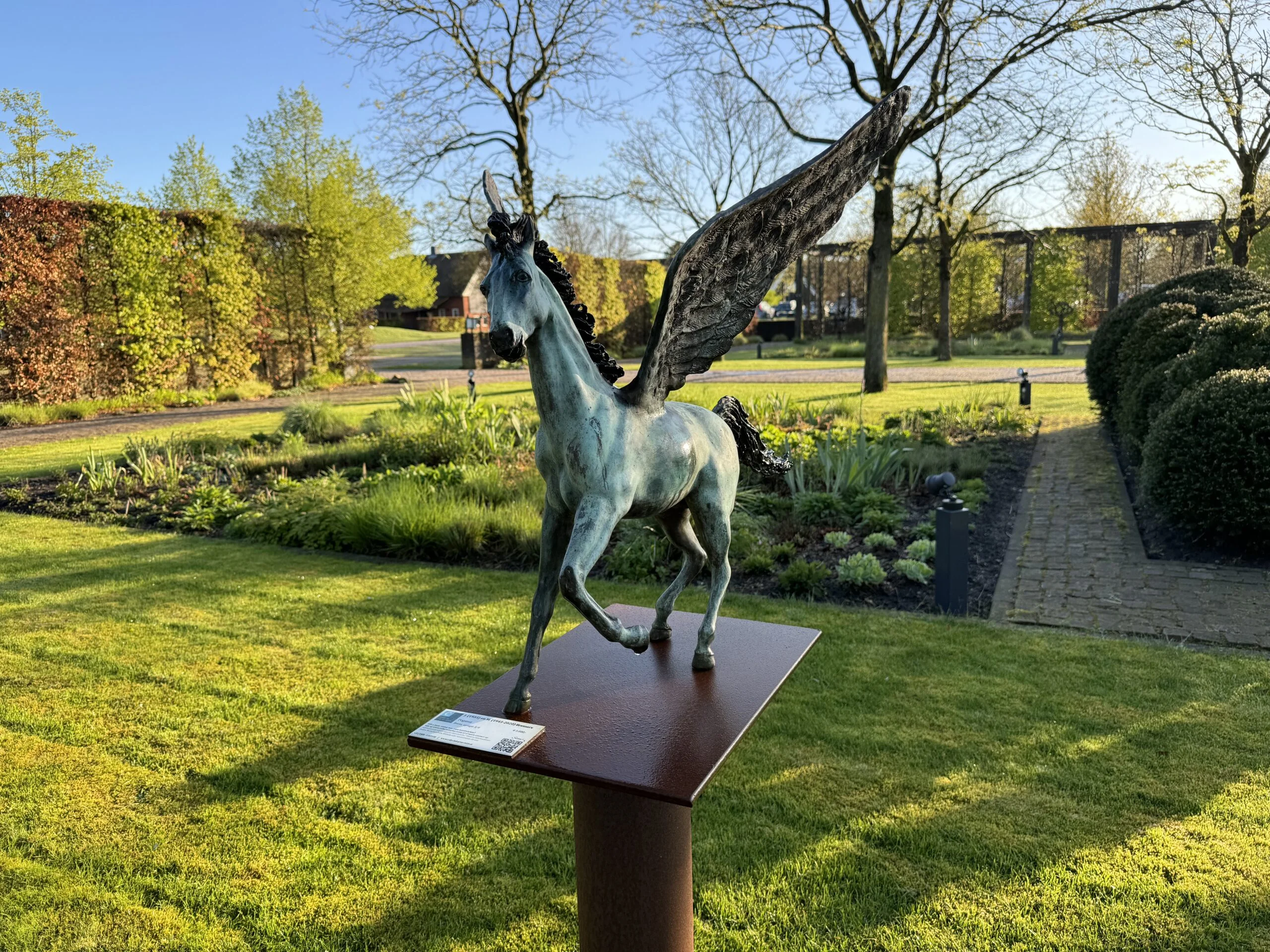 Kunstvolle Details im Park