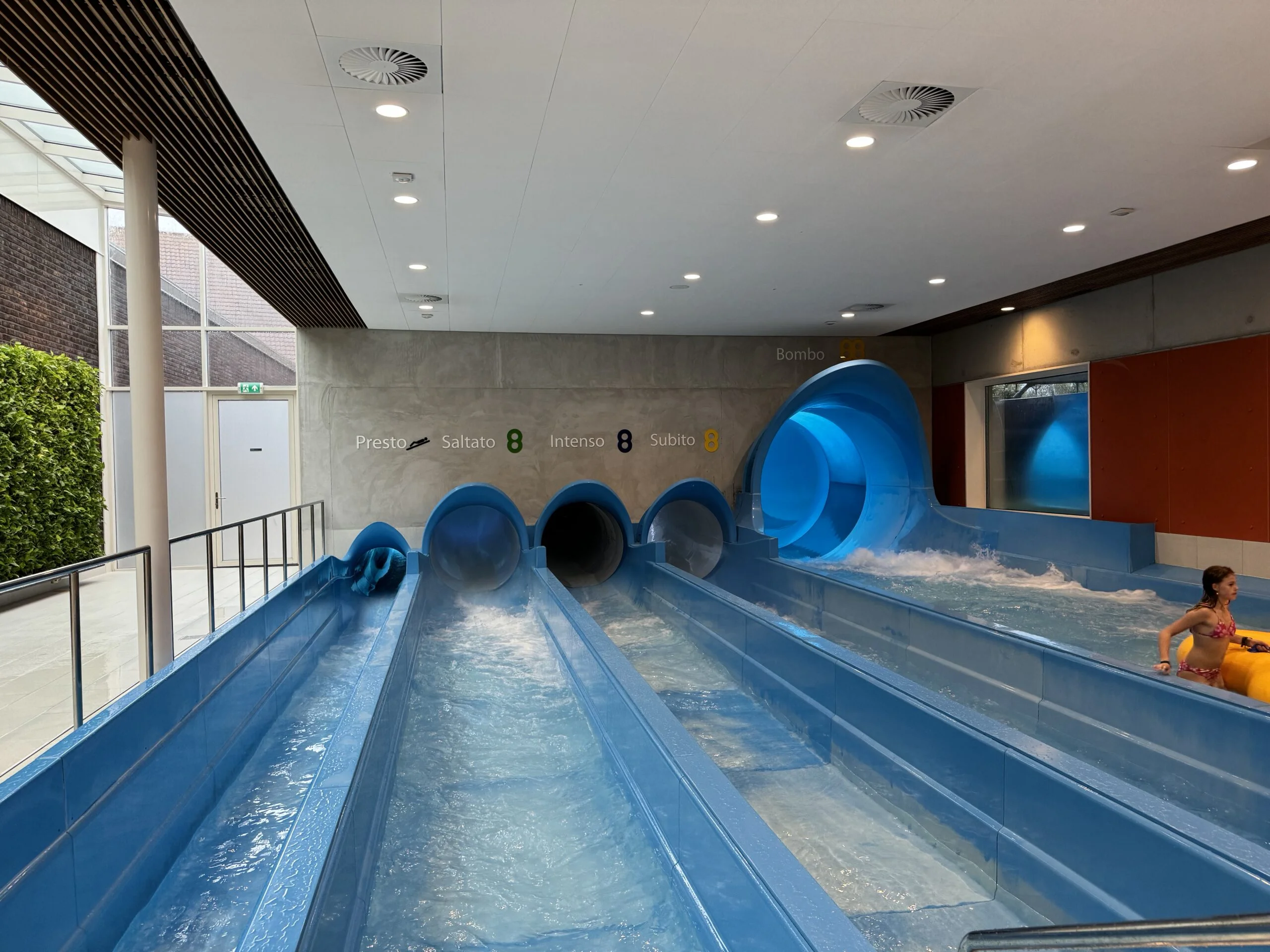 Super-Rutschen im Schwimmbad