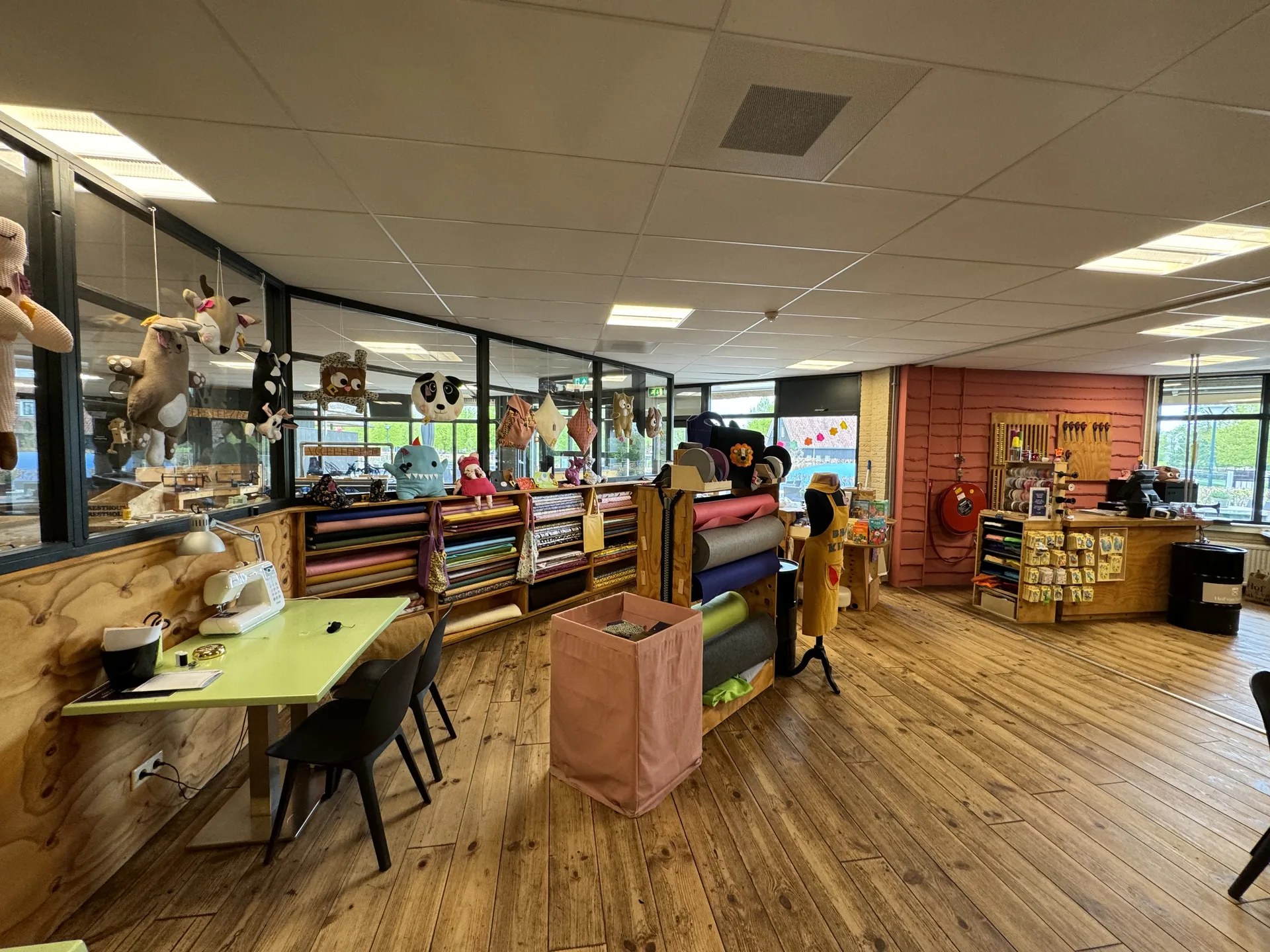 Viele Arbeitsplätze im Atelier