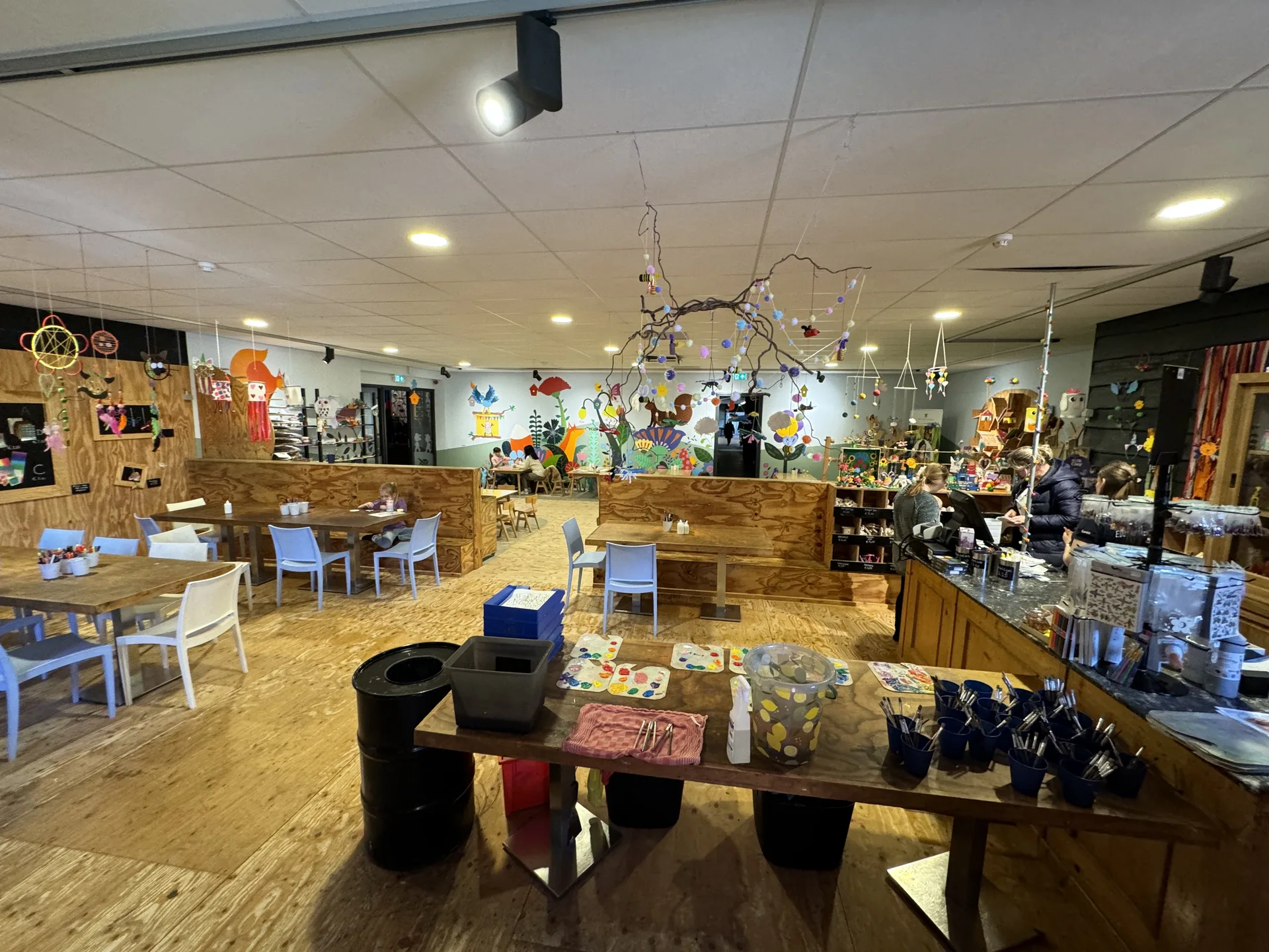 Atelier-Übersicht mit Nähmaschinen und Arbeitstischen