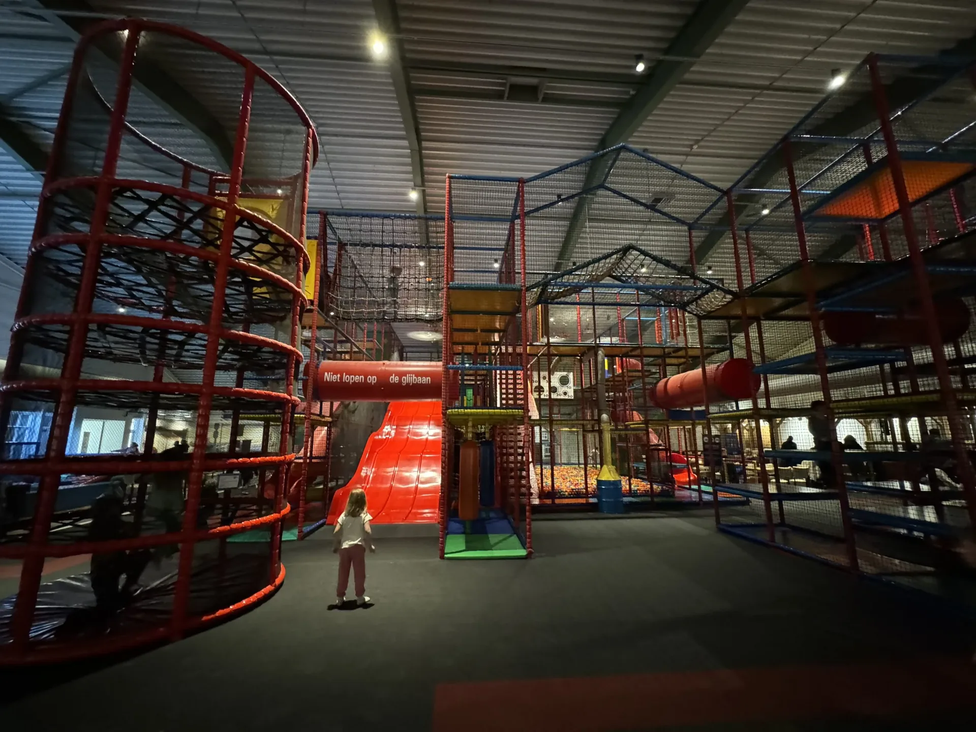 Indoor-Spielplätze im Hof van Saksen mit Kleinkindbereich und Kletterturm
