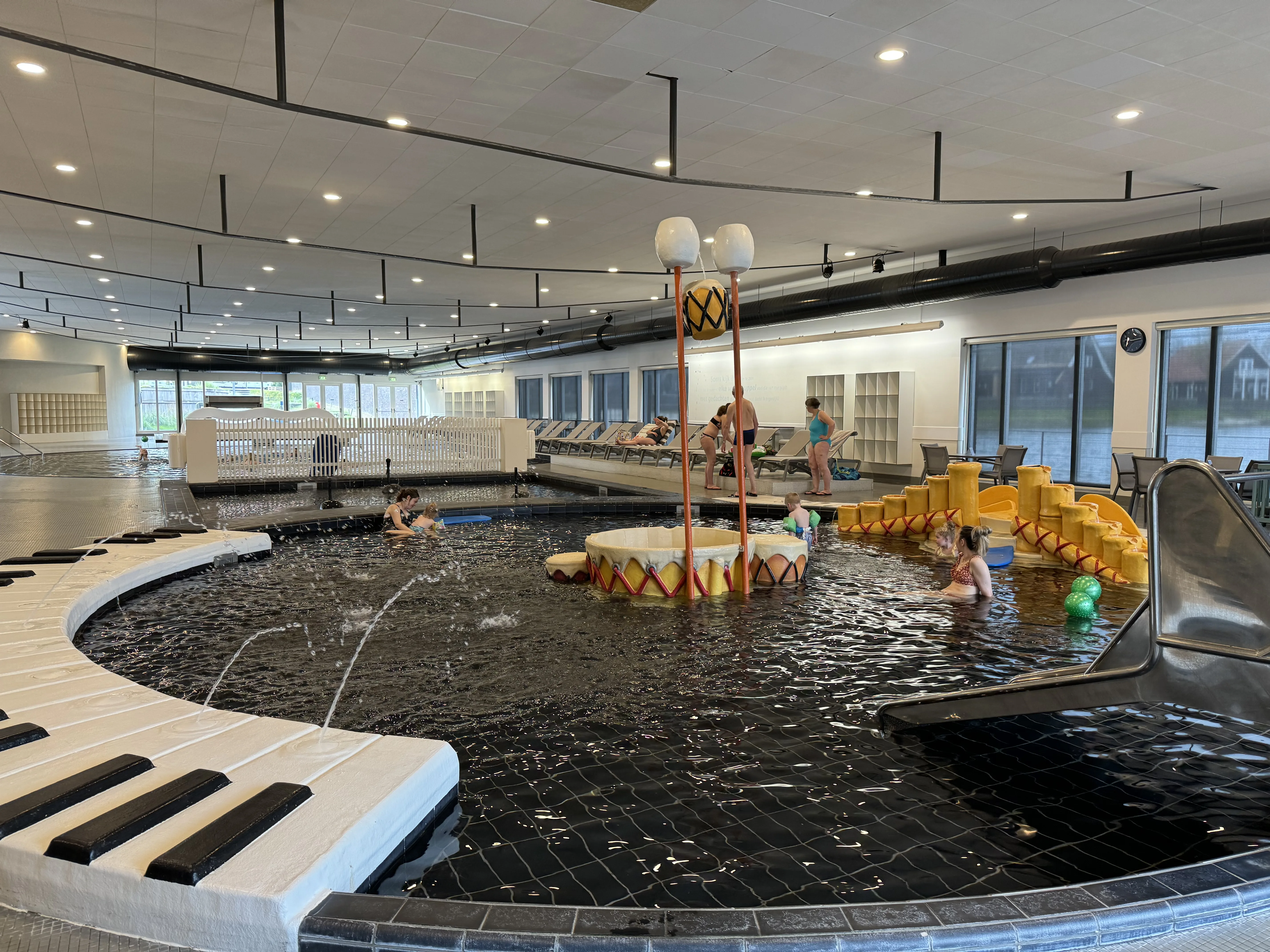 Das Kinderbecken mit Spielelementen – hier können sich auch kleinere Kinder austoben