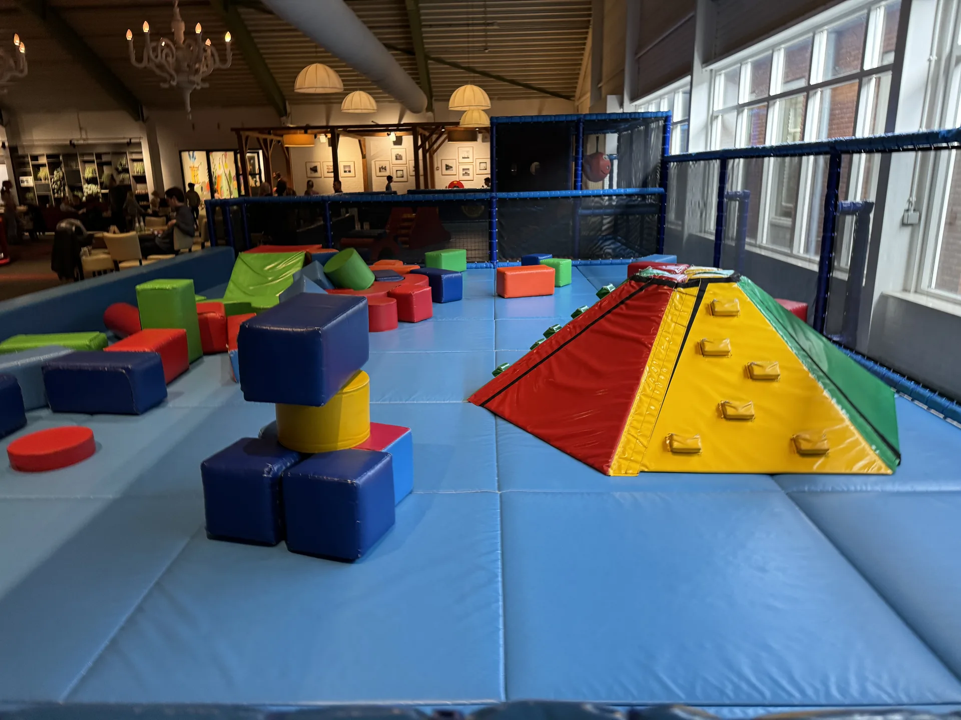 Bunte Spielelemente zum Entdecken und Hochziehen