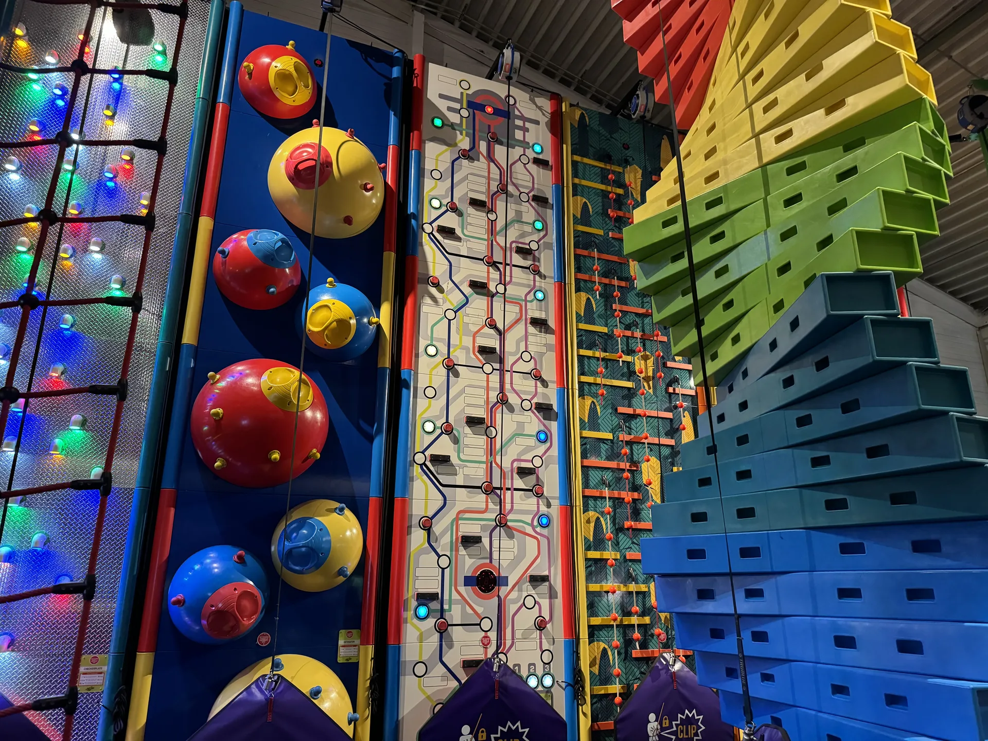 Kletterpark mit Abseilen für mutige Kinder