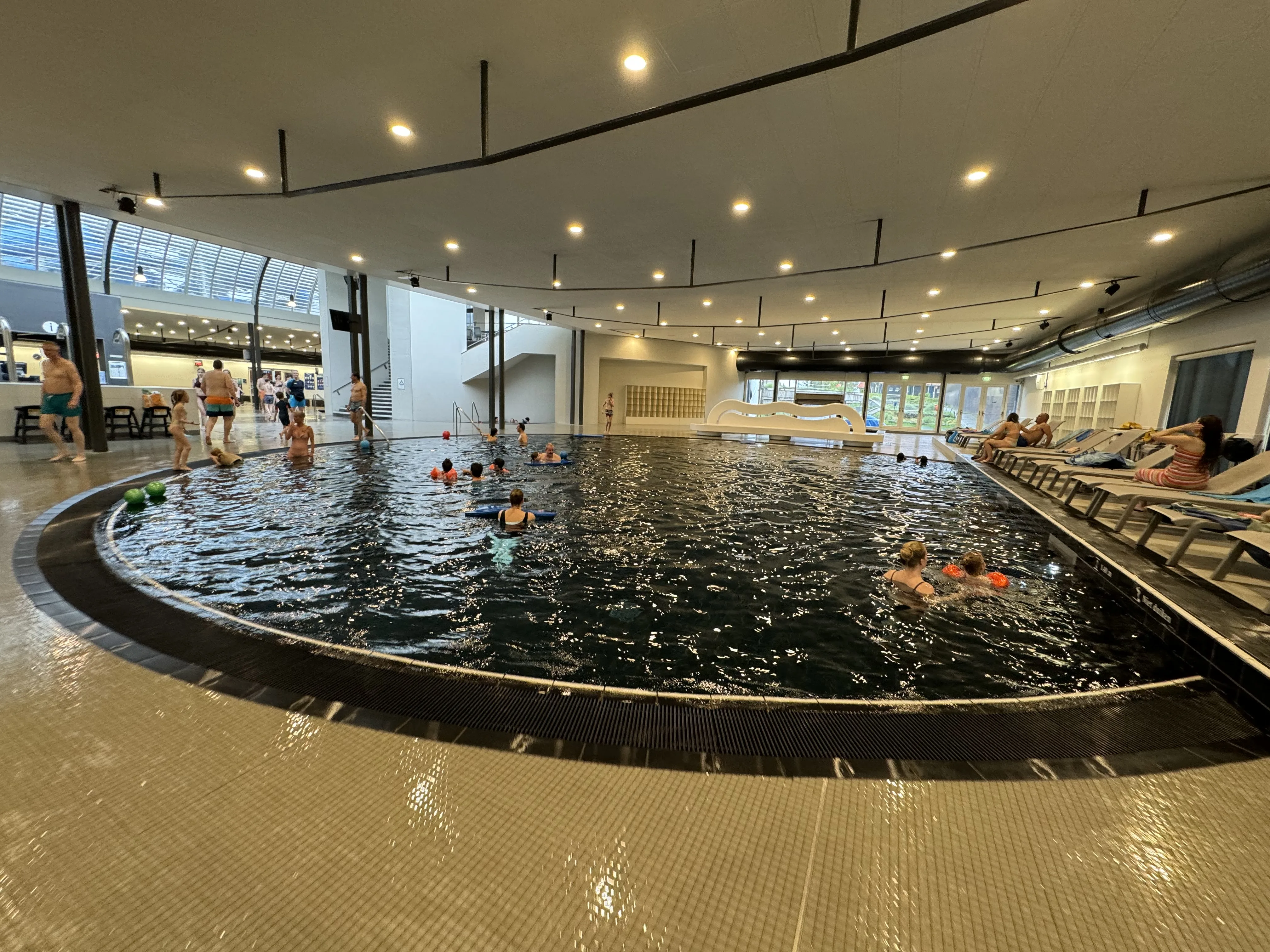 Das große runde Nichtschwimmerbecken – hier ist am meisten los