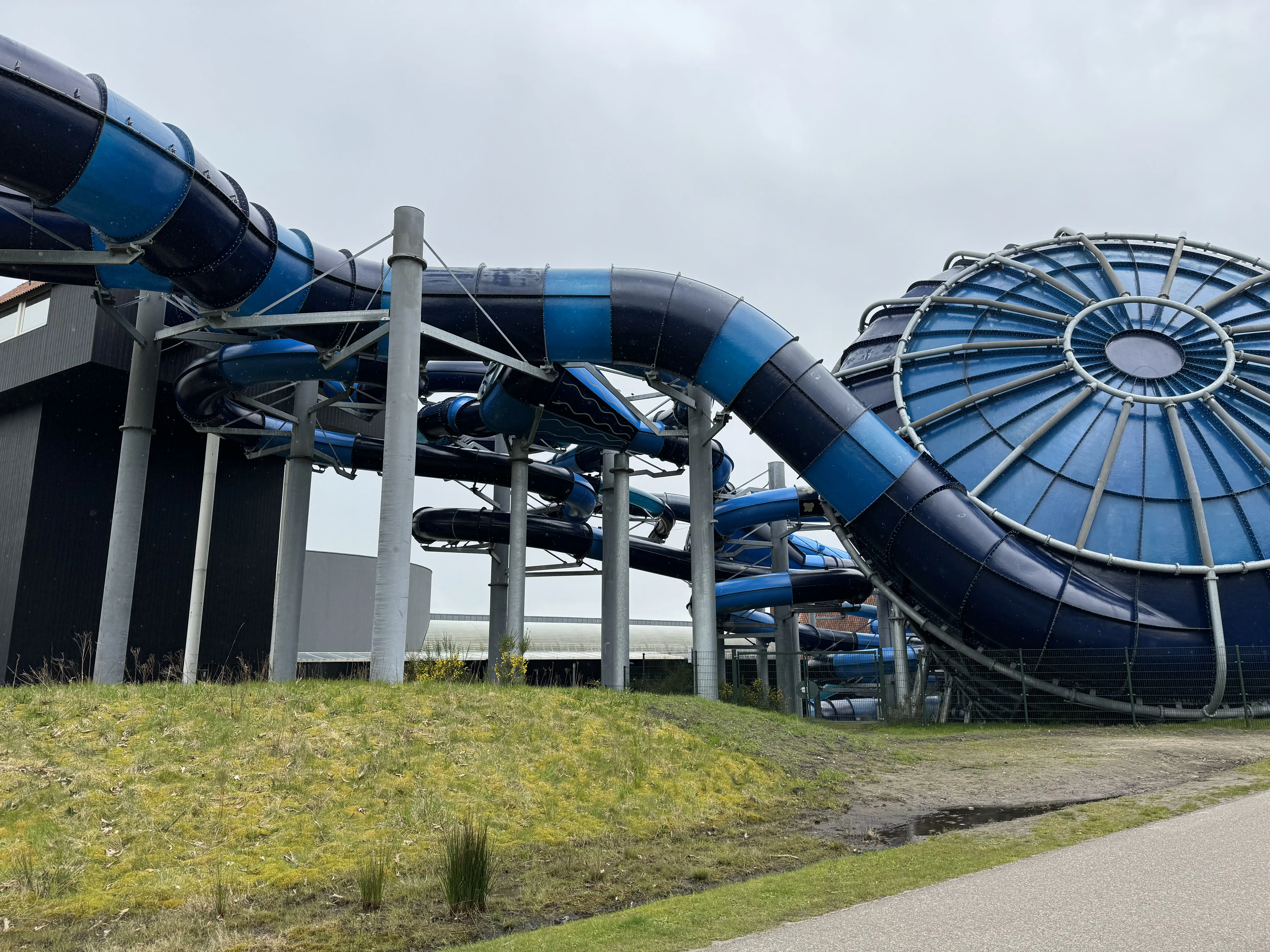 Hof van Saksen Rutschenanlage von außen – die blauen Röhren sind schon vom Parkplatz sichtbar