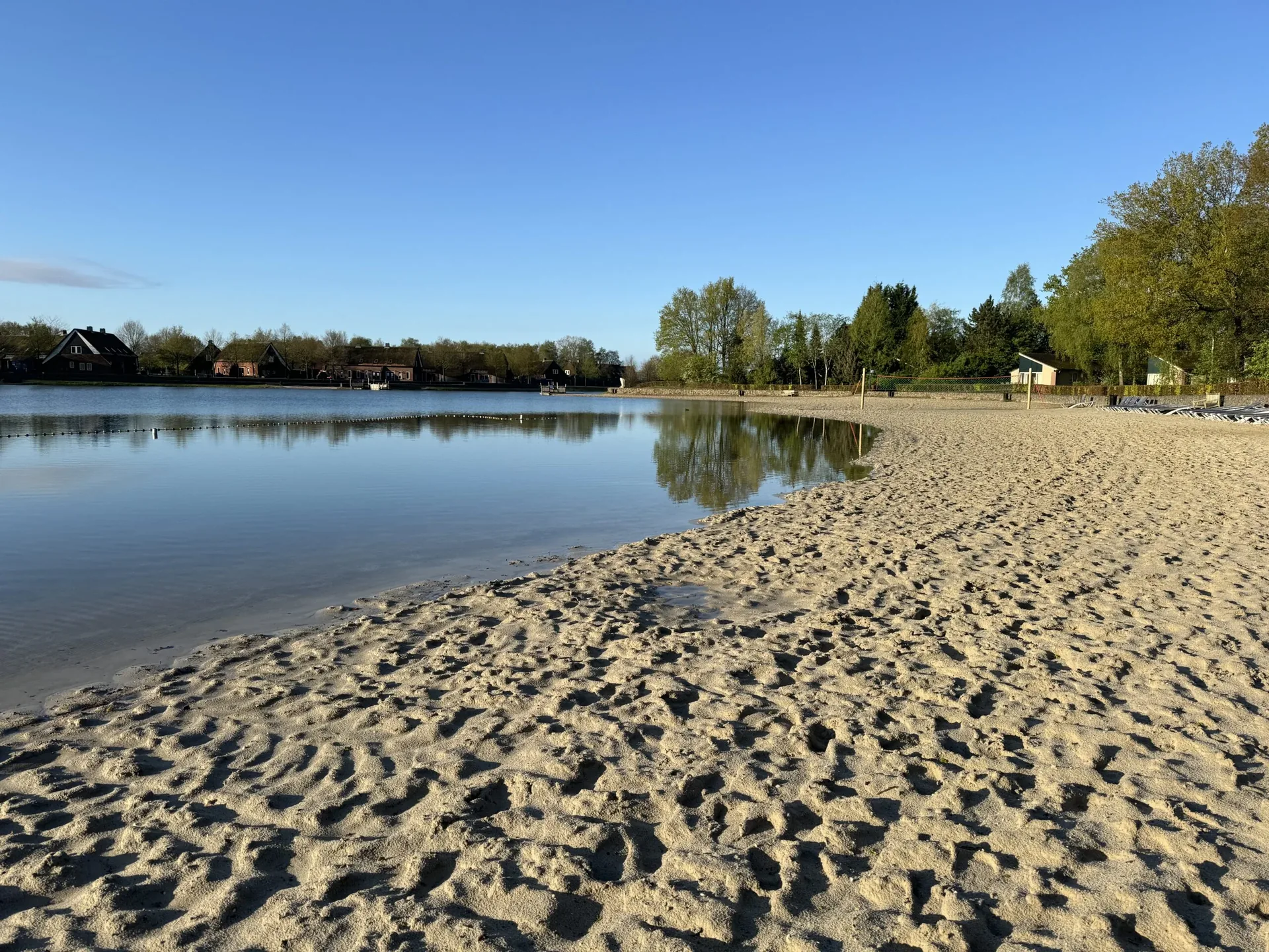 Eigener Badesee mit Sandstrand im Landal Hof van Saksen in Drenthe