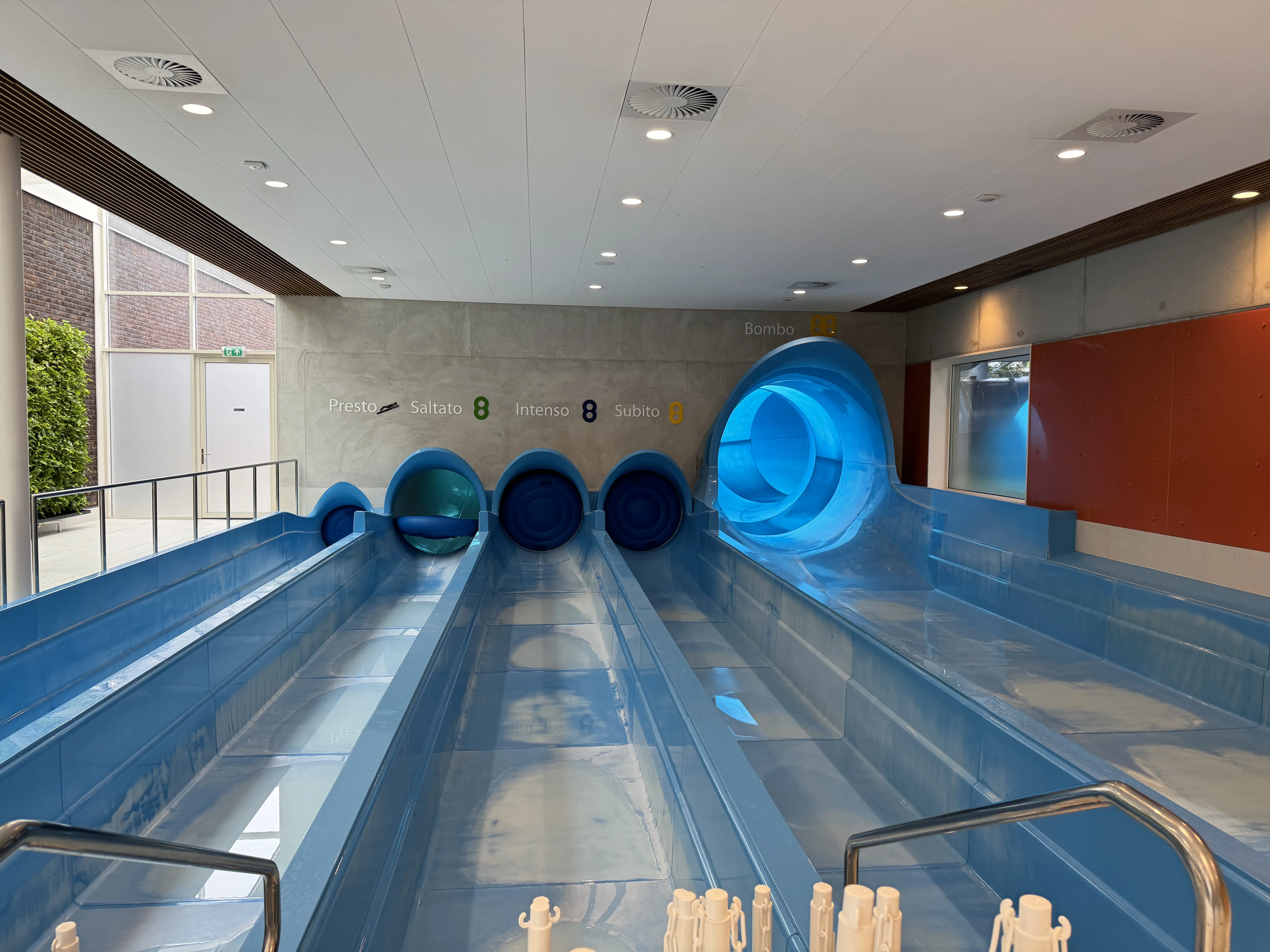 Die Auslaufbahnen der Rutschen – links die Körperrutschen, rechts der Eingang zur Bombo