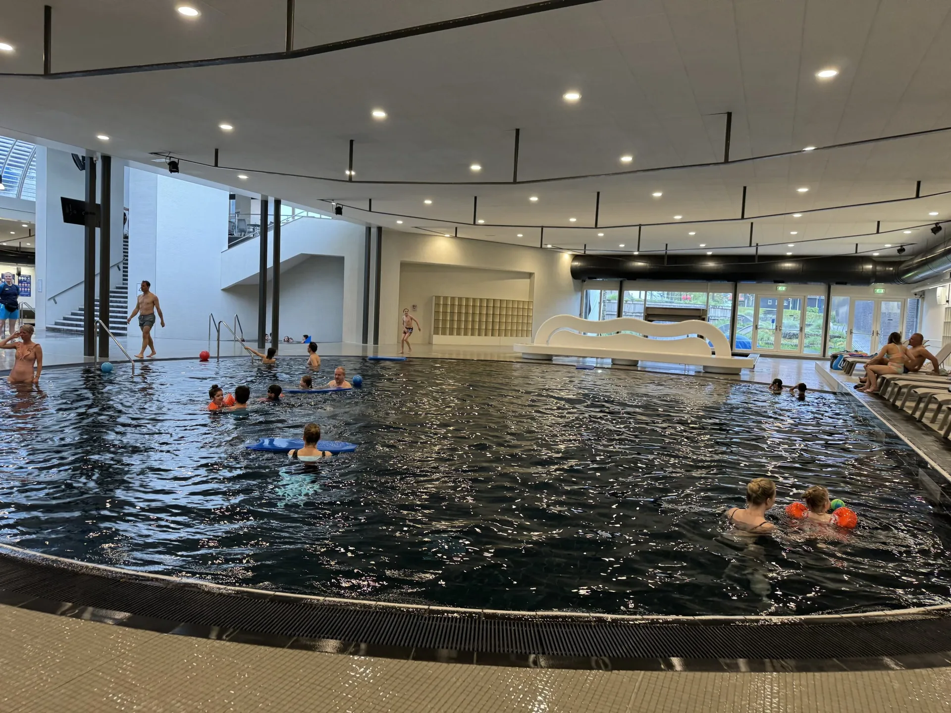Design-Schwimmbad im Hof van Saksen mit Weltrekord-Rutschen