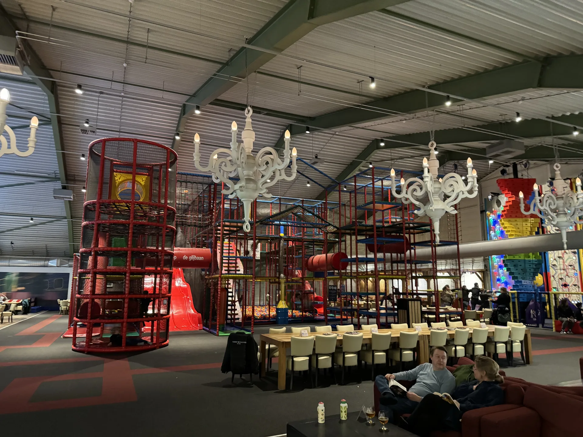 Hoher Kletterturm im großen Indoor-Spielplatz