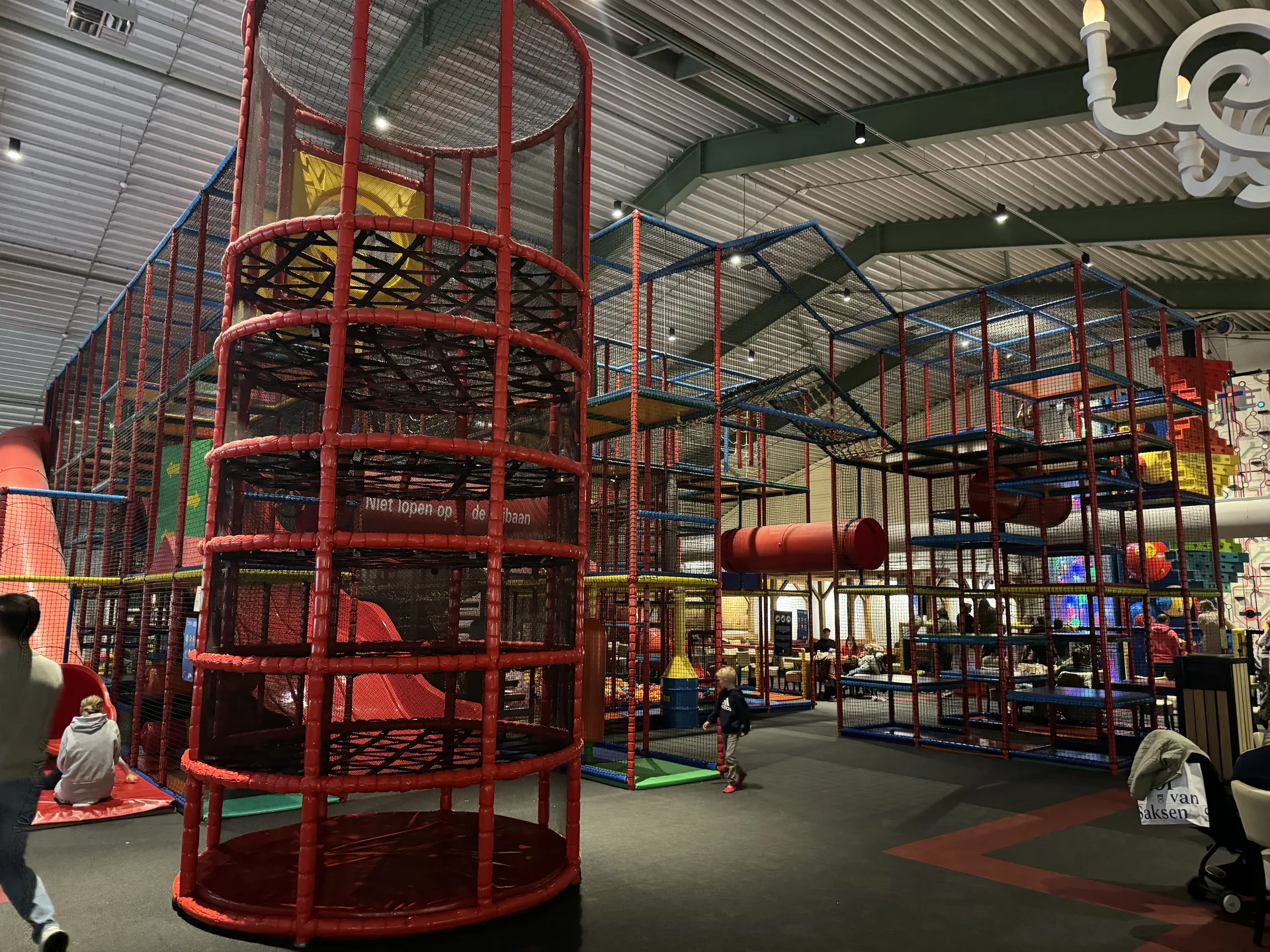 Indoor-Spielplatz aus anderer Perspektive